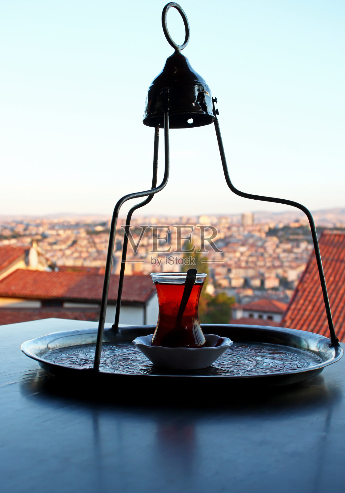 在木桌上放上一杯土耳其茶照片摄影图片