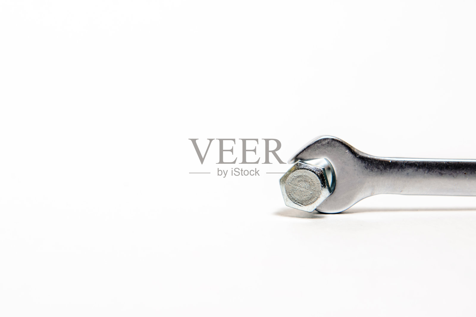 银色金属扳手，白色背景上有螺丝照片摄影图片