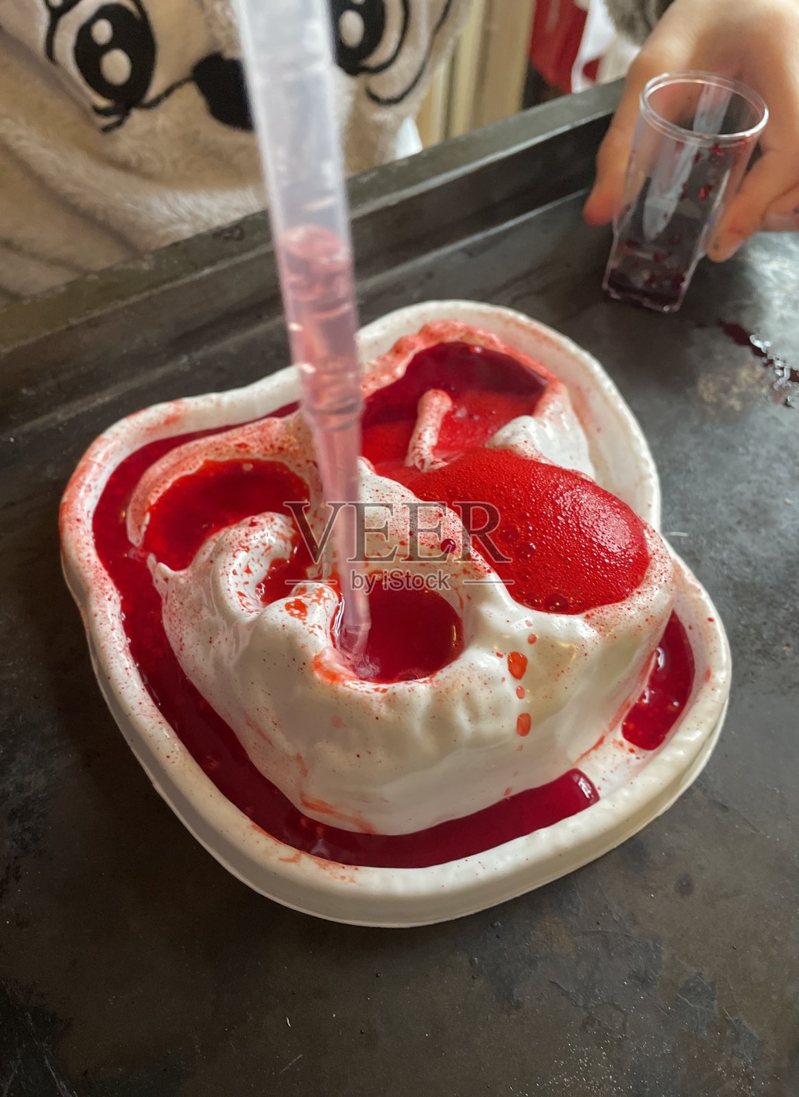 孩子在家里的桌子上做化学实验照片摄影图片