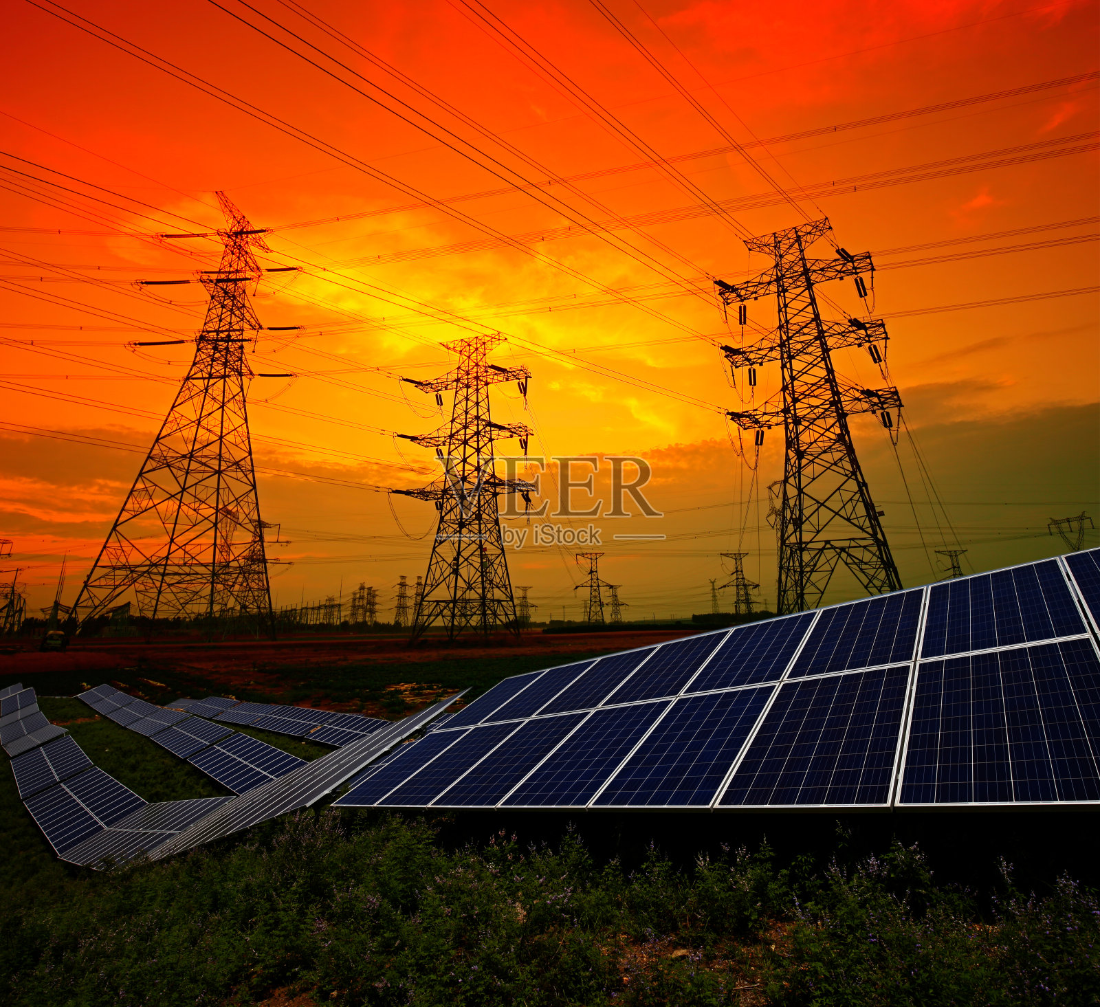 太阳能电池板和电力塔，绿色能源照片摄影图片