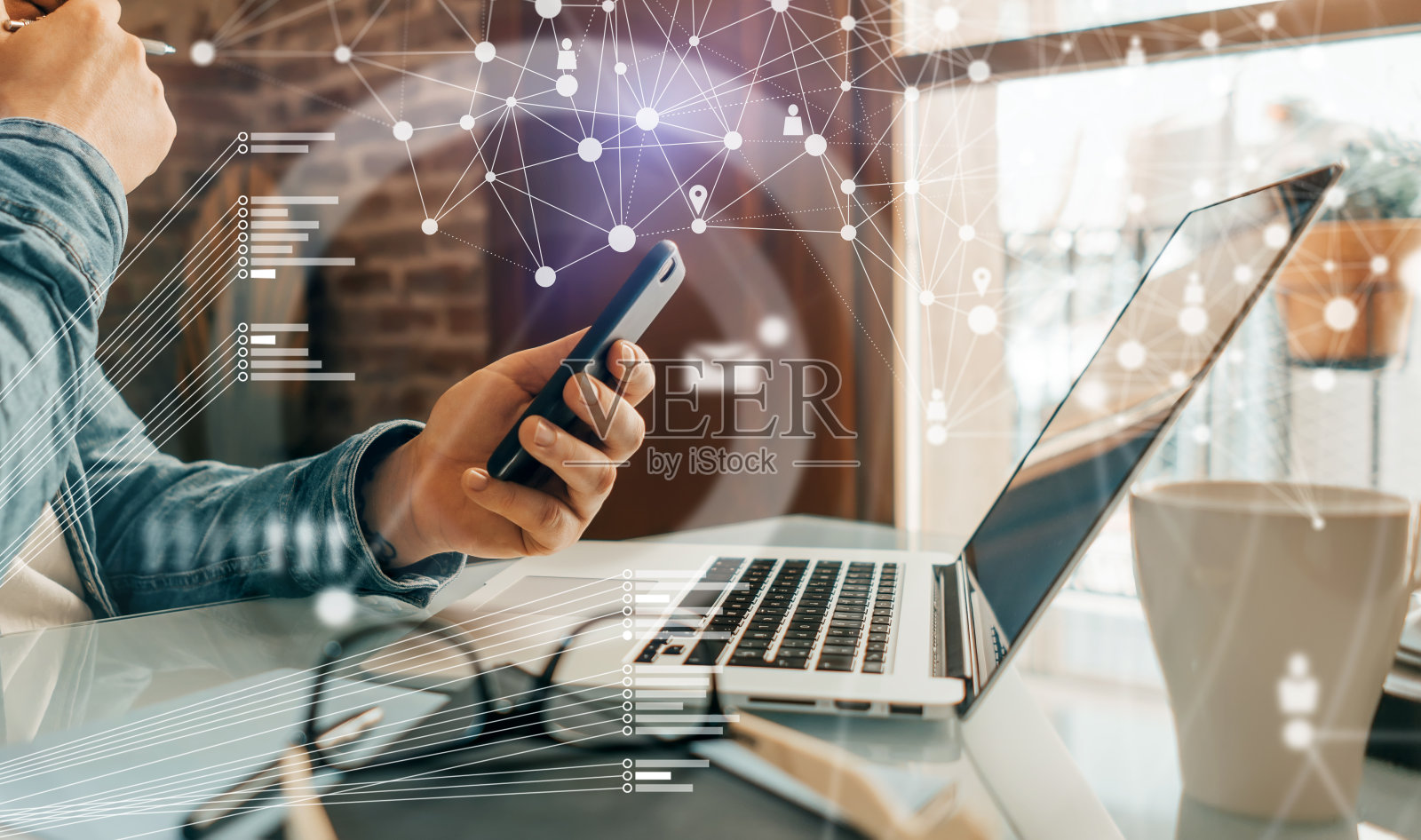 男性手握笔记本电脑。在家远程工作的男人。网络或远程工作的概念。全球商业网络。照片摄影图片