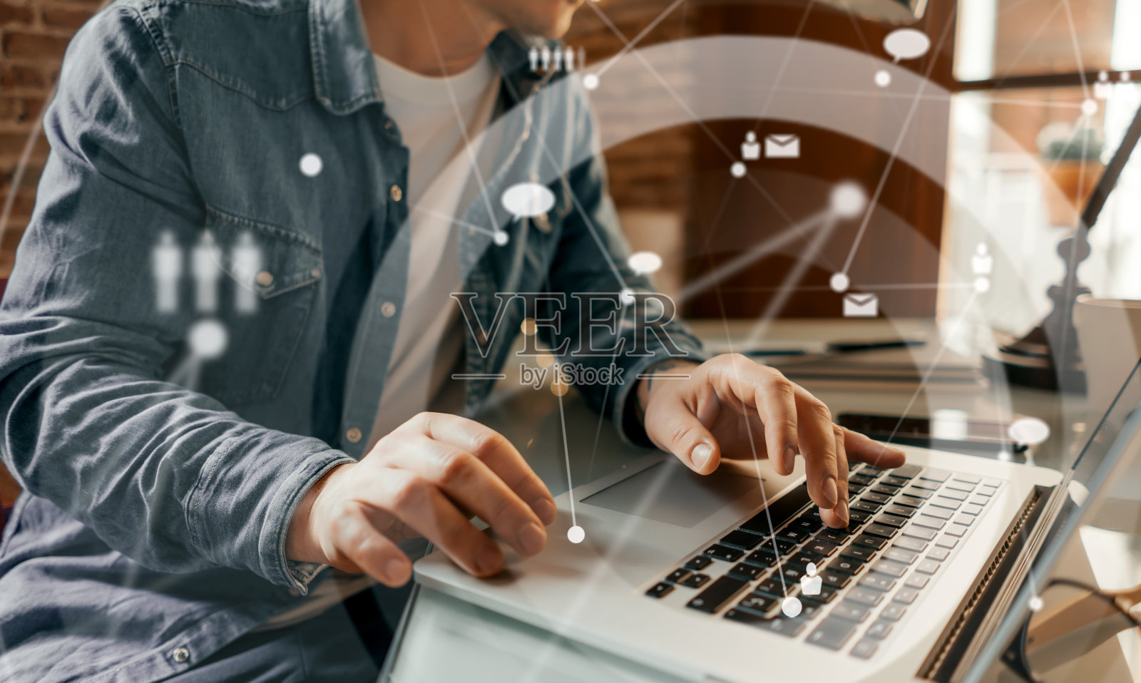 男性手握笔记本电脑。在家远程工作的男人。网络或远程工作的概念。全球商业网络。照片摄影图片