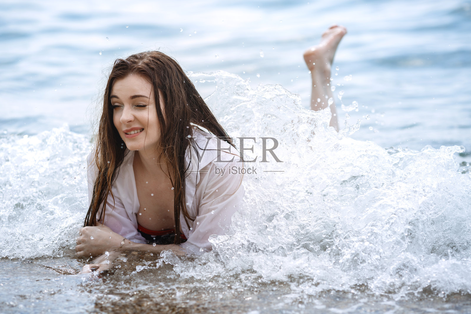 海边的白衣女子令人神清气爽照片摄影图片