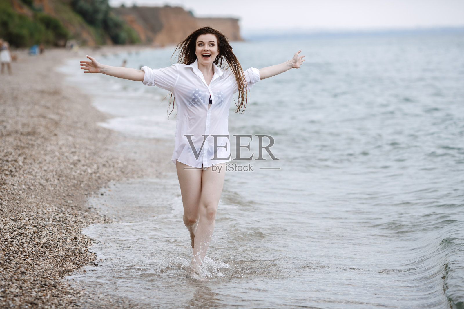 海边的白衣女子令人神清气爽照片摄影图片