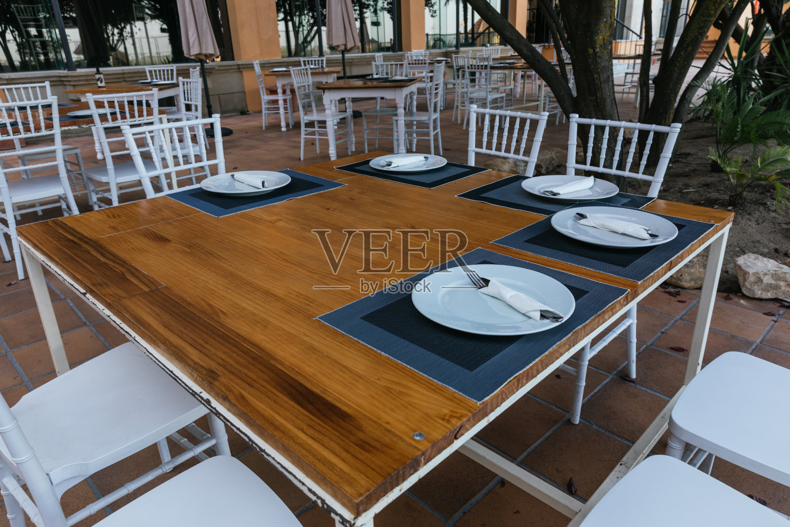 空的阳台桌子，周围有8把白色的椅子照片摄影图片