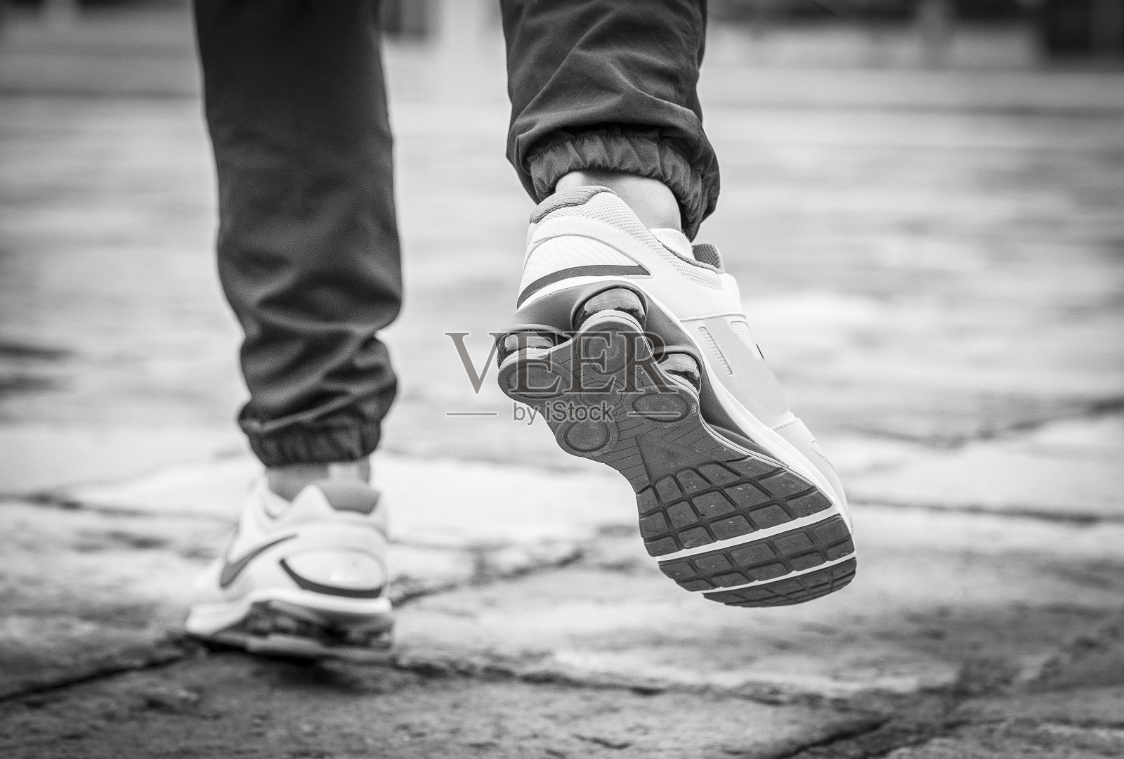 在户外锻炼的年轻人。照片摄影图片