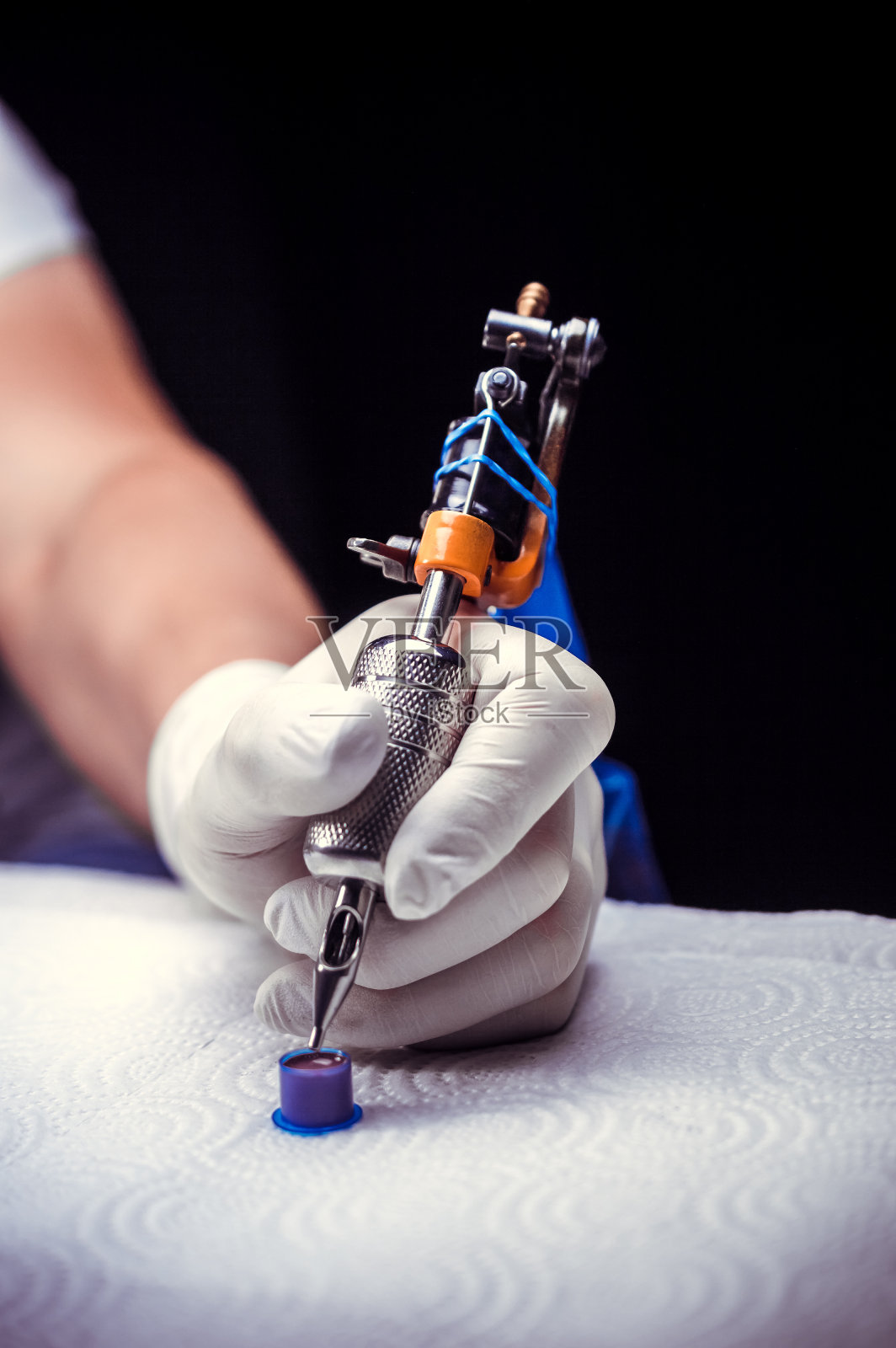 纹身手和纹身机照片摄影图片