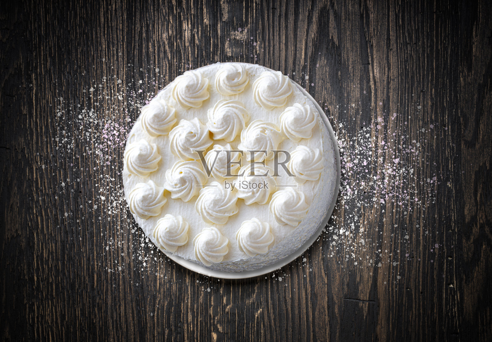 白色蛋糕在桌子上照片摄影图片