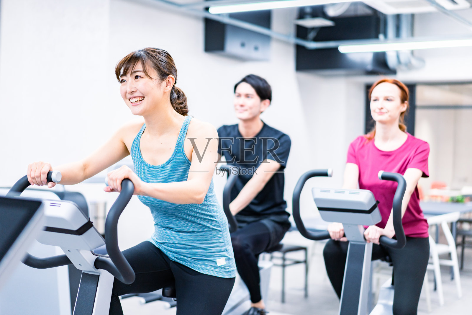 人们在自行车上锻炼照片摄影图片