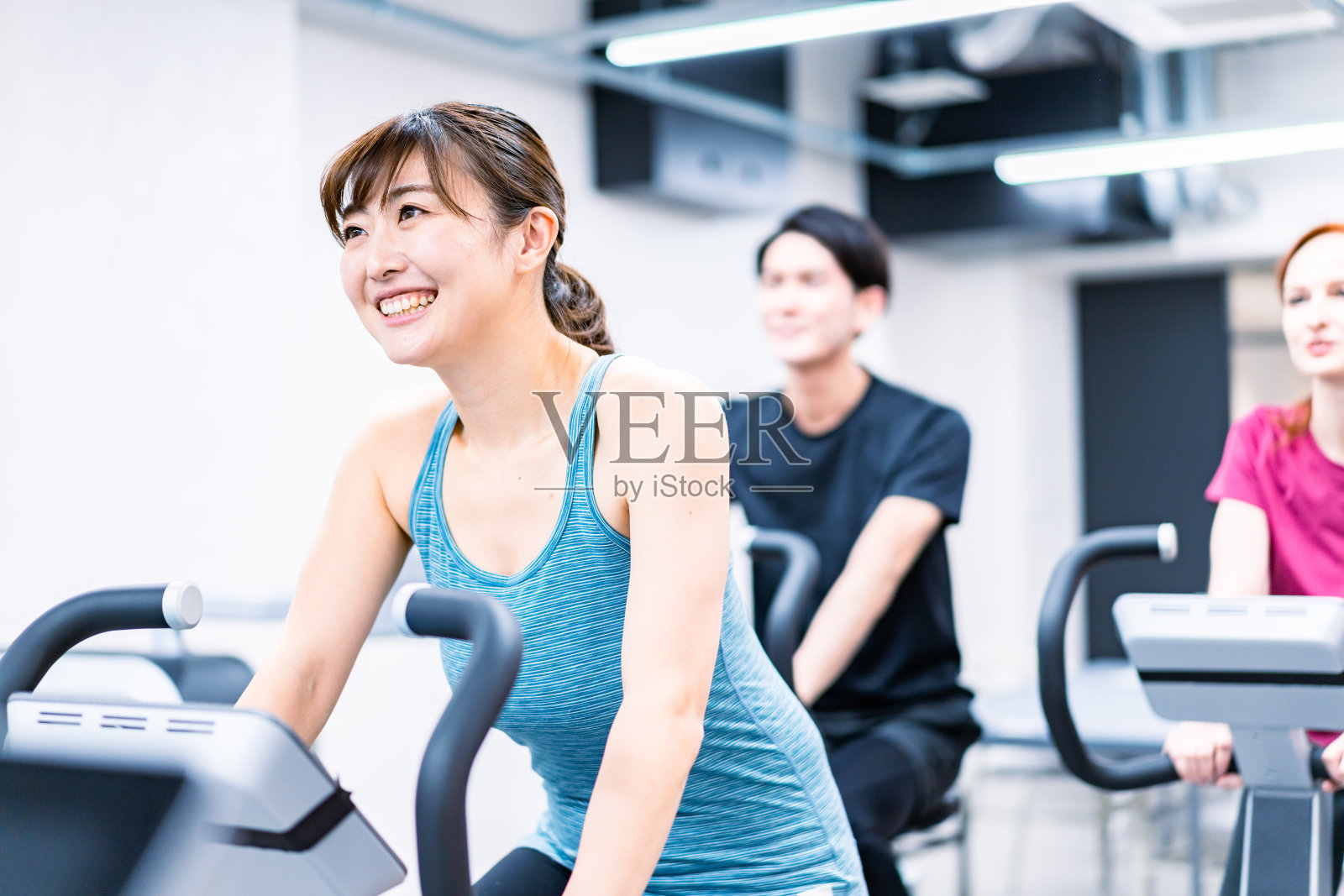 人们在自行车上锻炼照片摄影图片