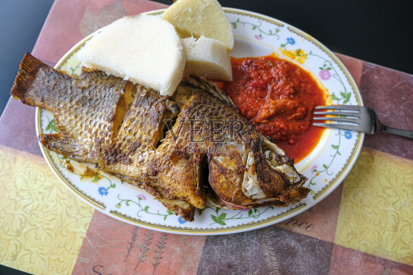 尼日利亚煮山药配烤鱼和番茄辣椒酱照片摄影图片