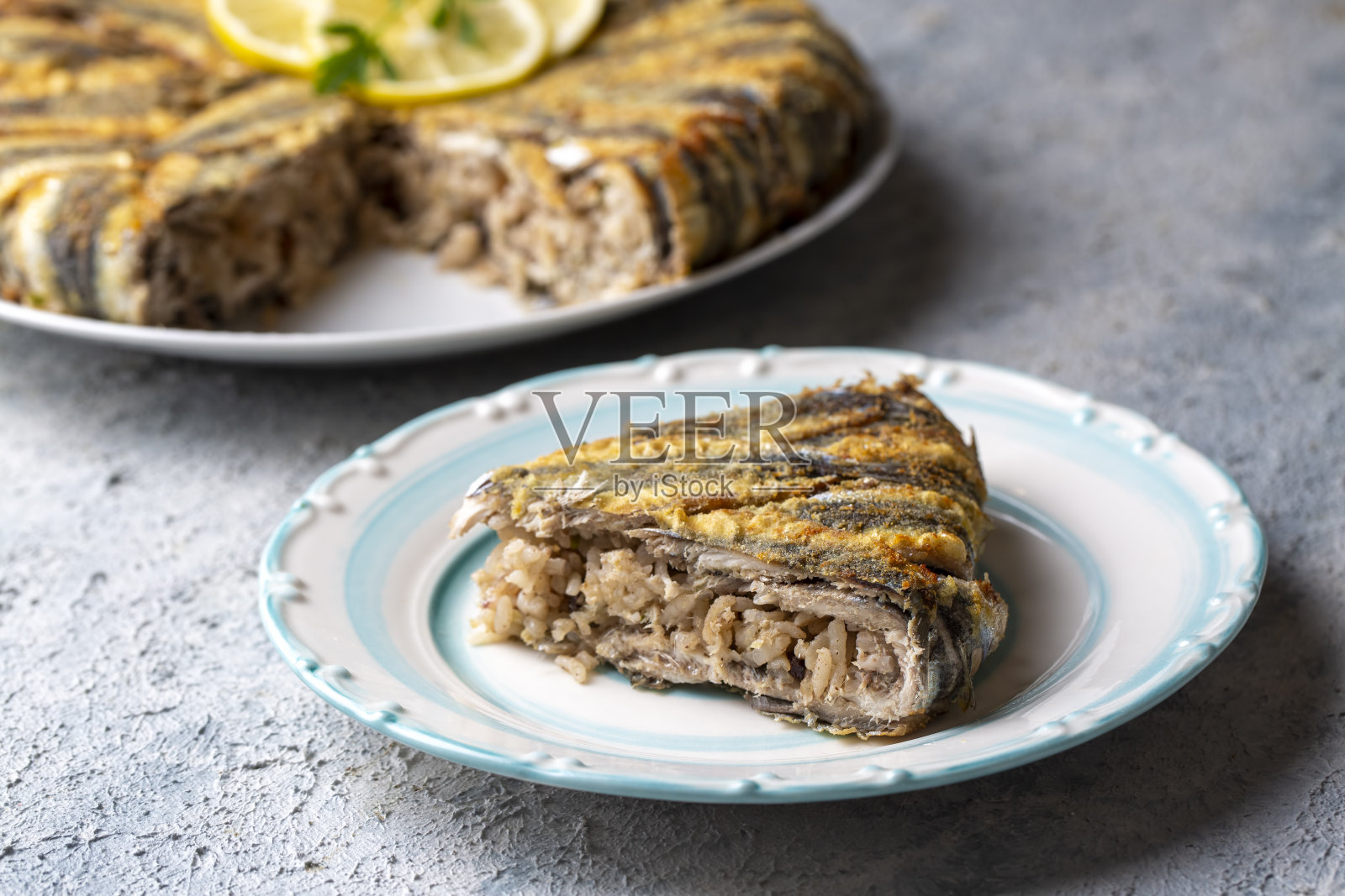 凤尾鱼肉饭(hamsi pilav)，土耳其菜，黑海特产(土耳其名字;hamsili pilav)照片摄影图片