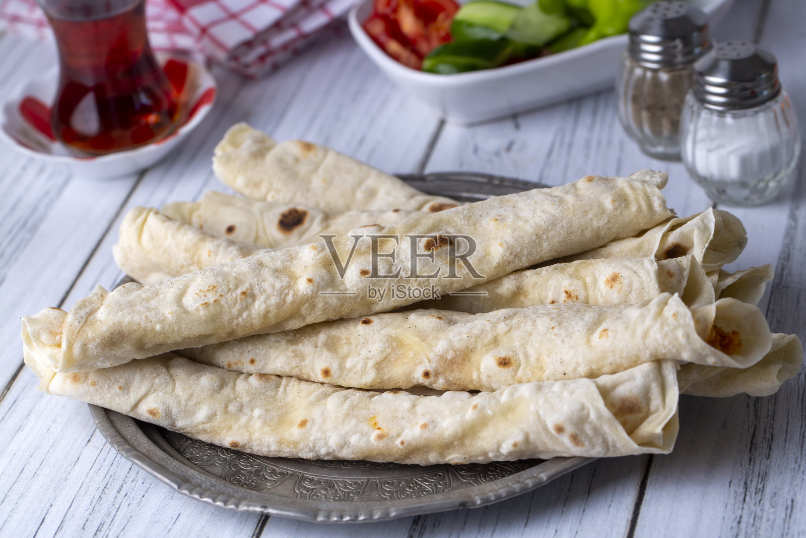 传统的当地土耳其食品：奶酪糕点卷照片摄影图片