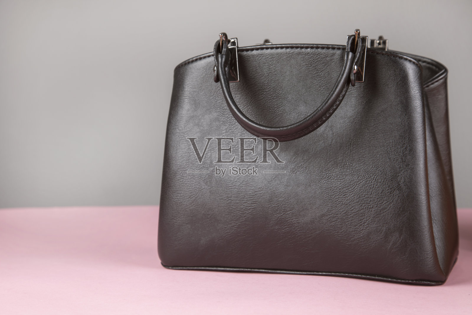 桌上摆着优雅的黑色包包照片摄影图片