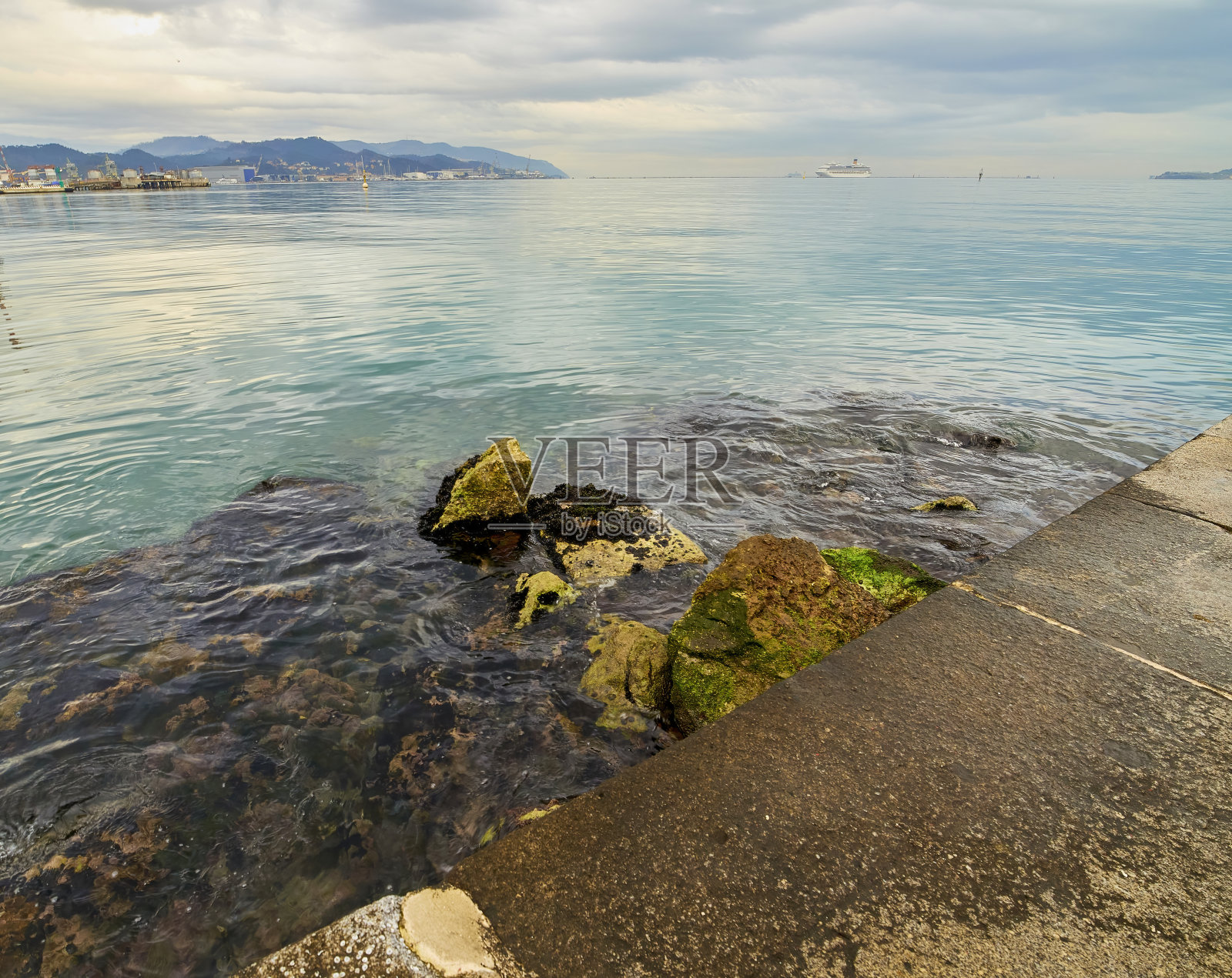 在阴天里，拉斯佩齐亚湾的景色非常好照片摄影图片