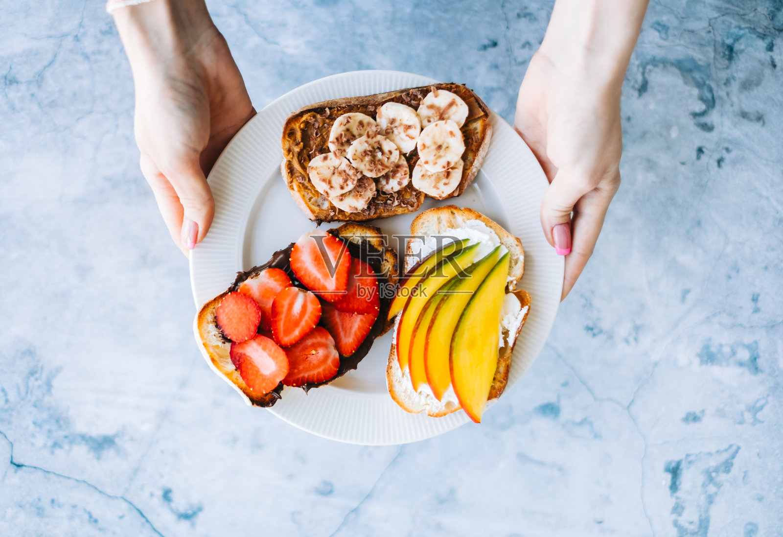 美味的水果吐司混合早餐，午餐或零食。健康的食物照片摄影图片