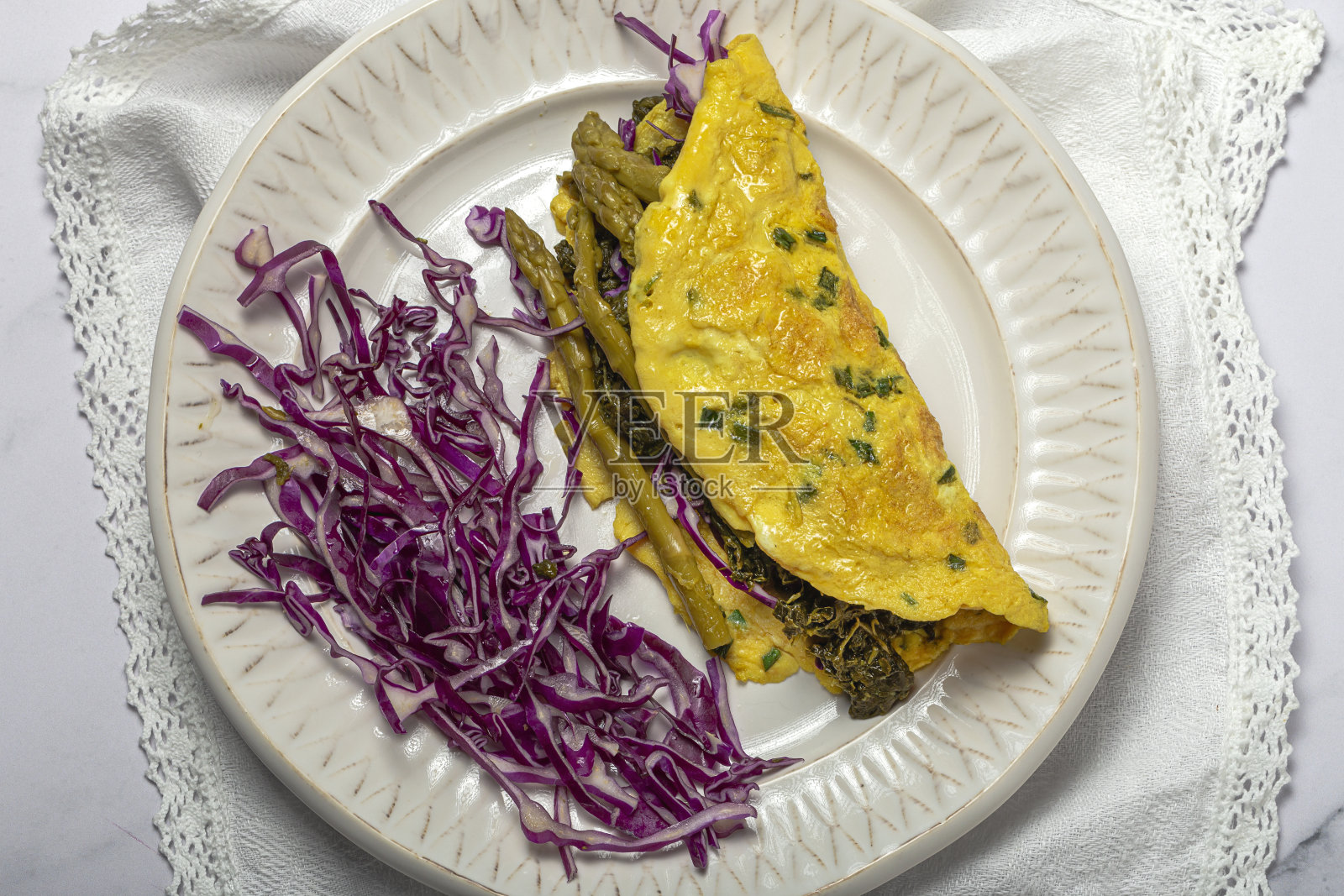 健康自制绿芦笋煎蛋配菠菜和红甘蓝照片摄影图片