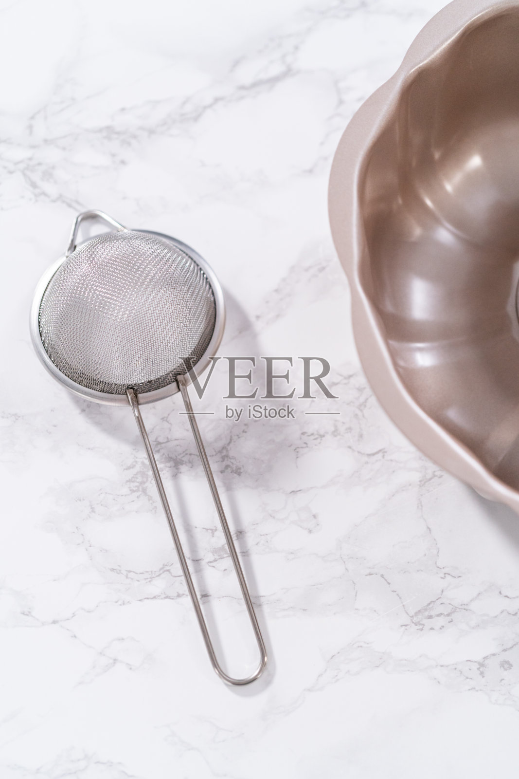 给蛋糕烤盘上油，烤巧克力南瓜蛋糕照片摄影图片