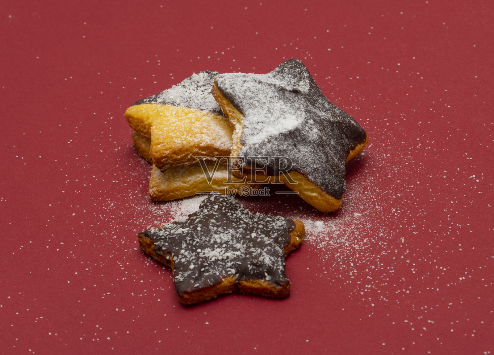 红色背景的巧克力和椰子片饼干照片摄影图片