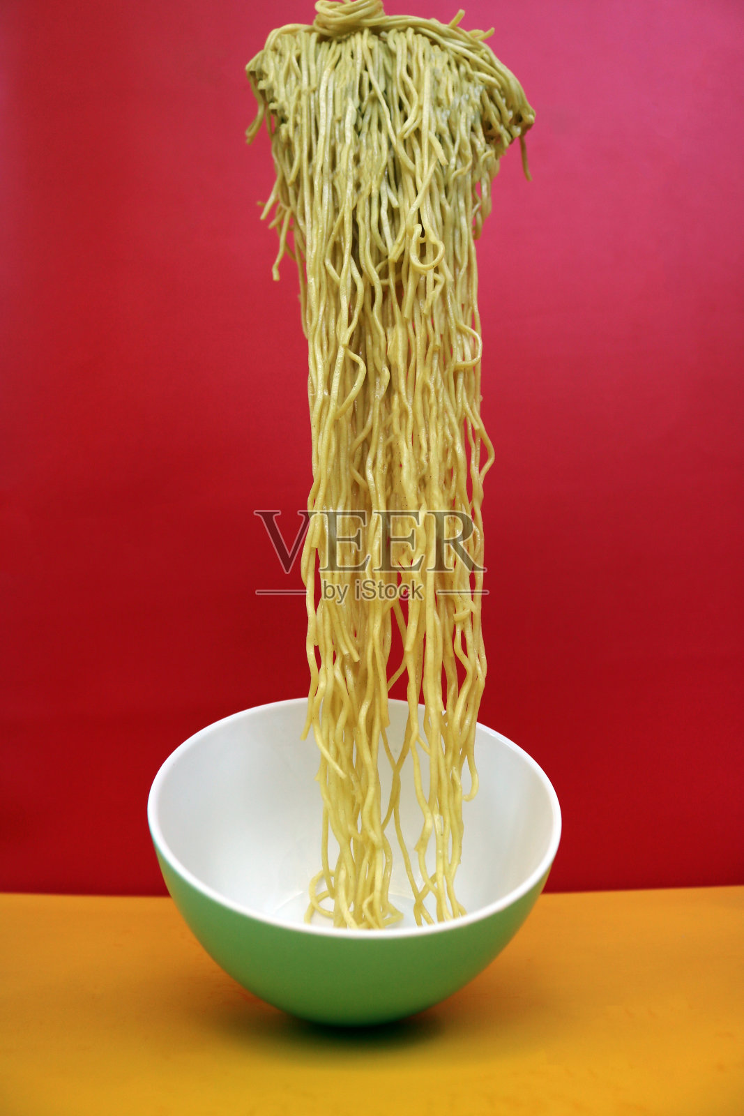 空碗上漂浮的面条照片摄影图片