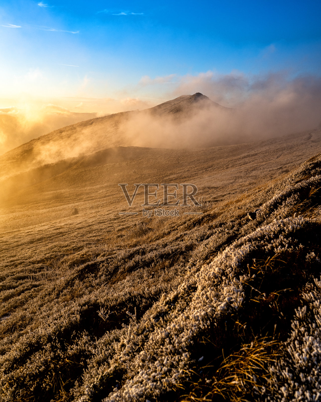 比什扎迪国家公园，喀尔巴阡山脉，波兰。Polonina Wetlinska神奇的日落。照片摄影图片