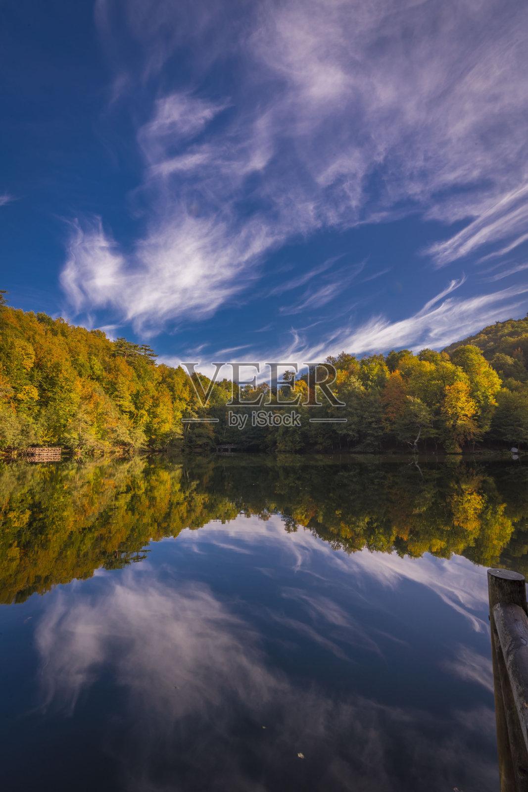 秋天的风景和湖面上的云的倒影照片摄影图片