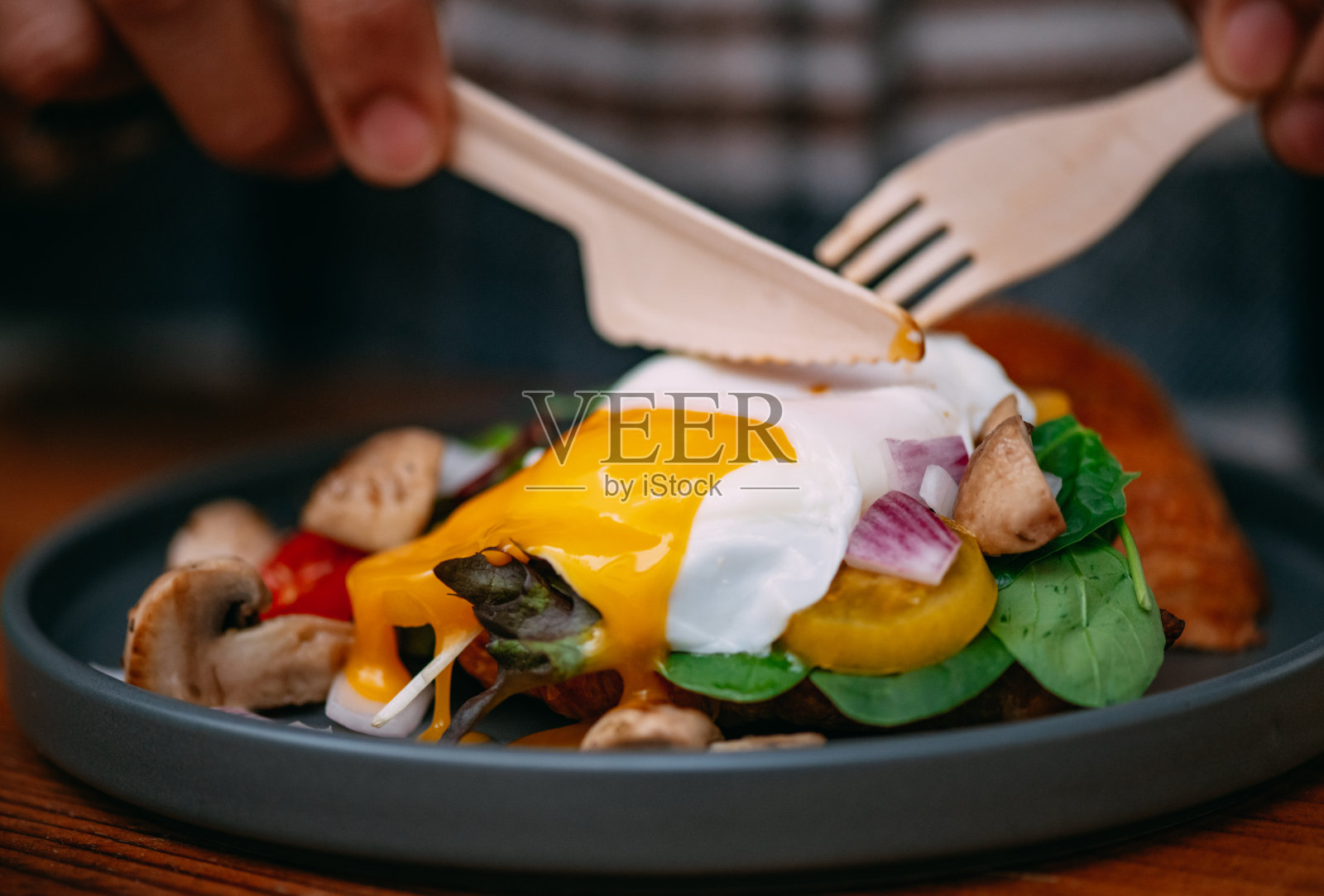 在自然友好的餐厅用木制餐具照片摄影图片