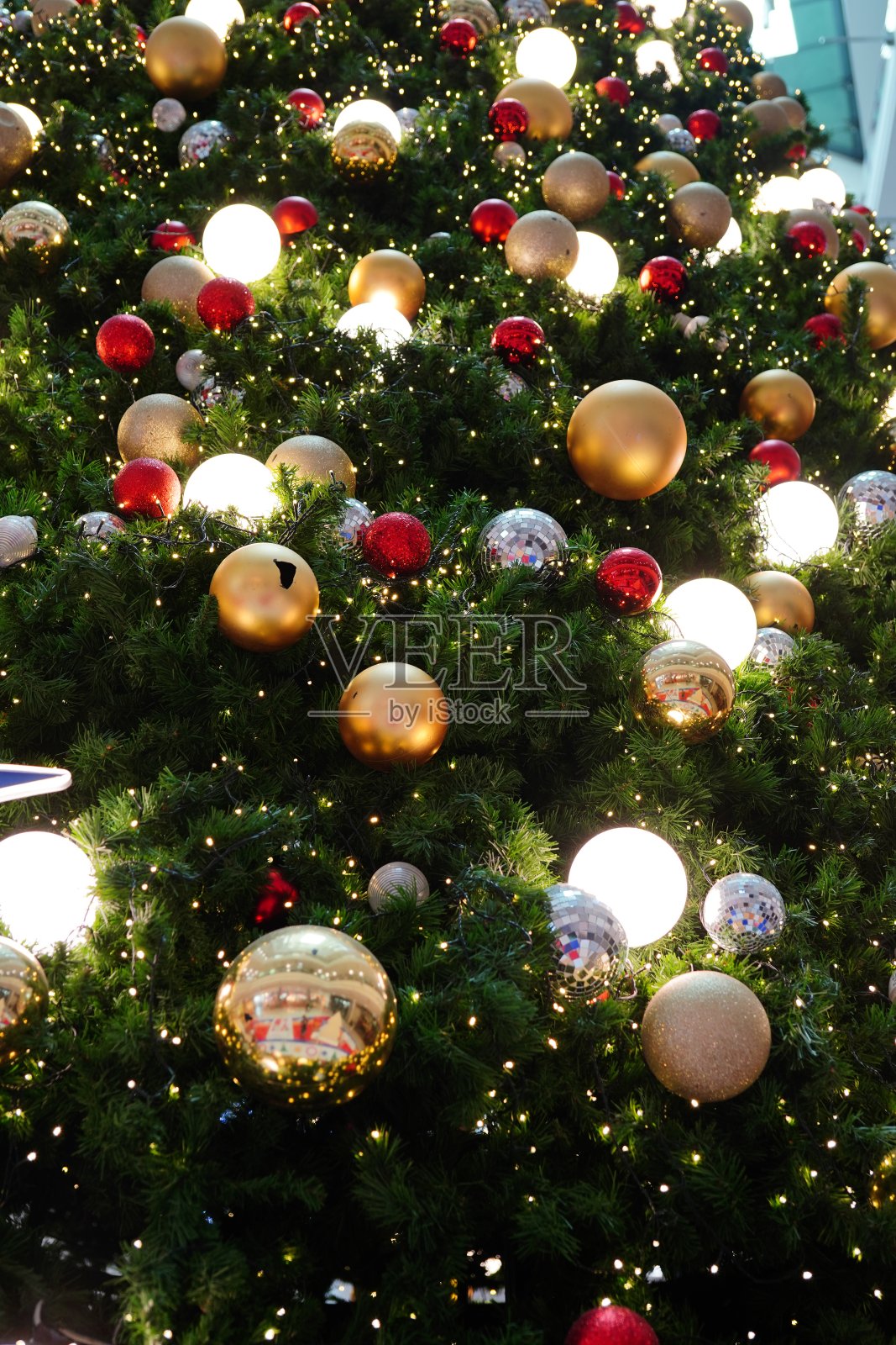 用彩灯装饰模糊的圣诞树照片摄影图片