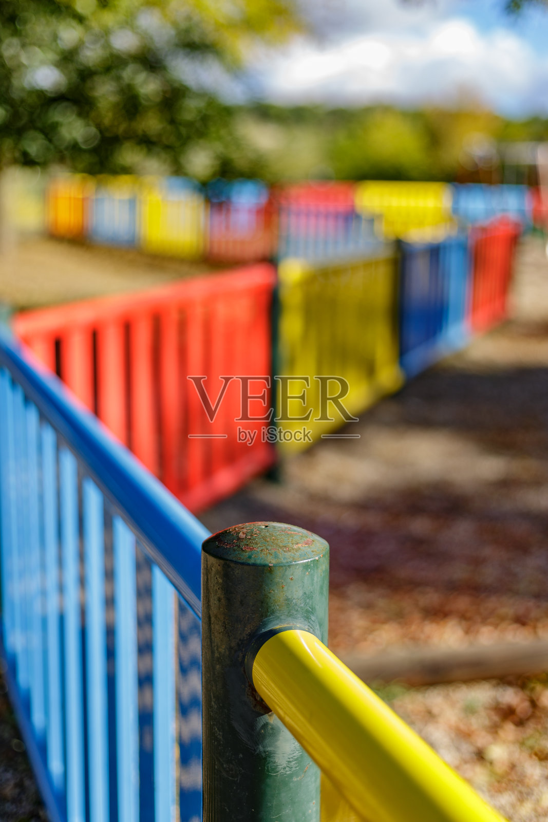 在自然公园中设有多色围栏的休闲区、操场。Alcorcon,马德里,西班牙。照片摄影图片