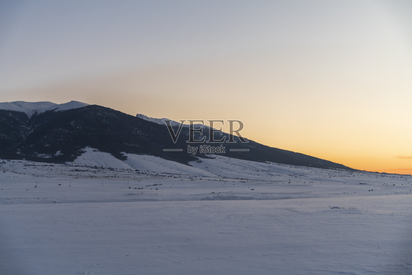 山上美丽的日落。照片摄影图片