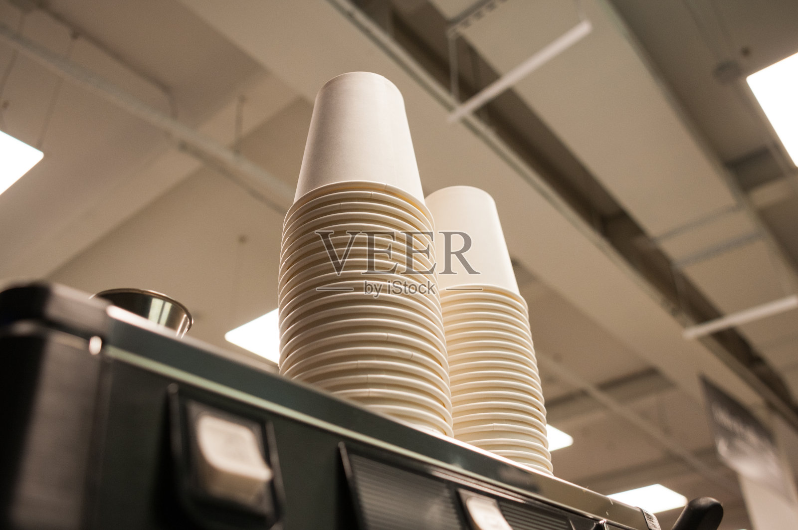 在咖啡点的咖啡制作设备上有许多可供饮用的杯子照片摄影图片