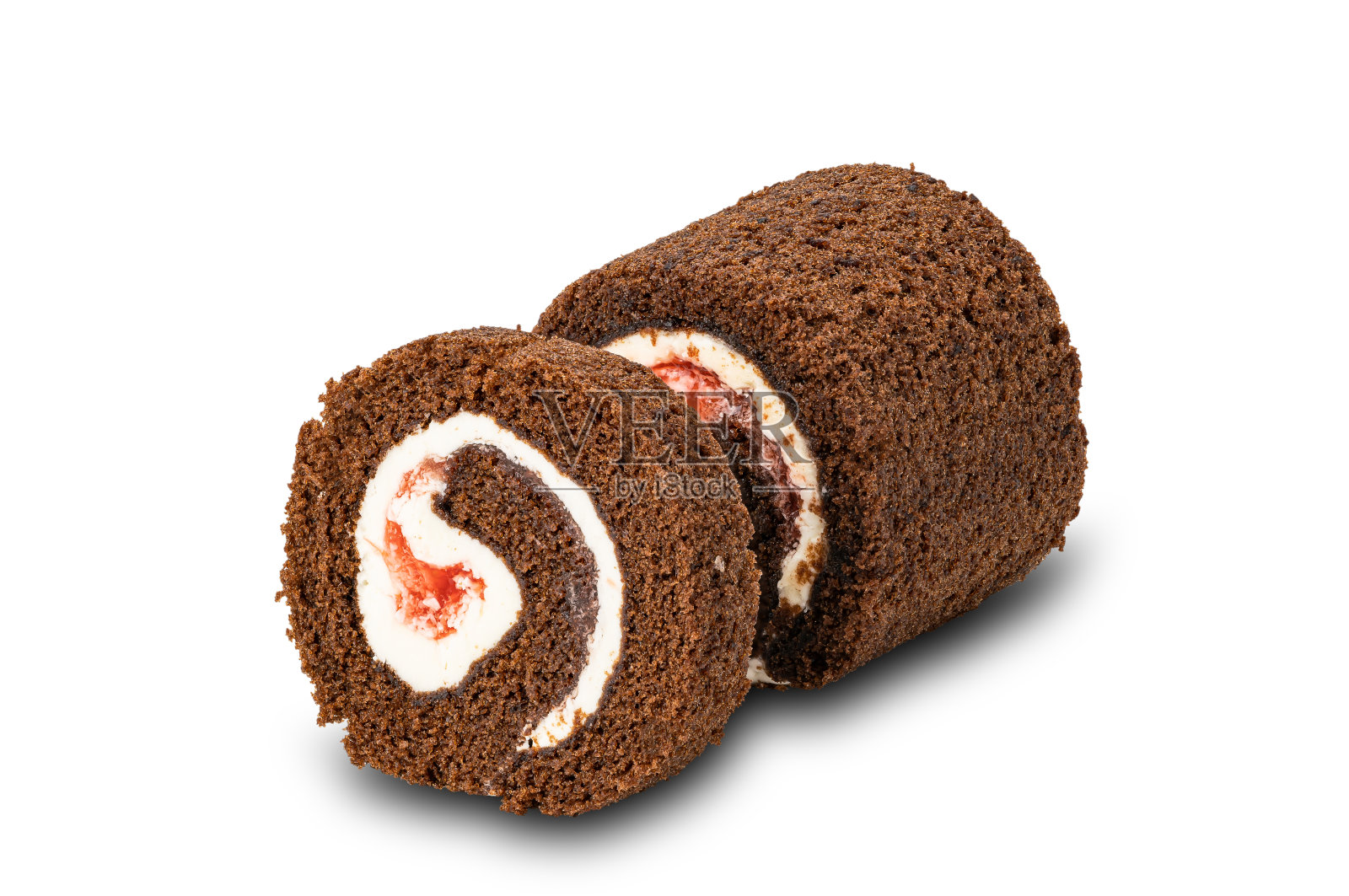 美味的自制迷你黑森林巧克力海绵蛋糕卷充满白色奶油孤立在白色背景。照片摄影图片