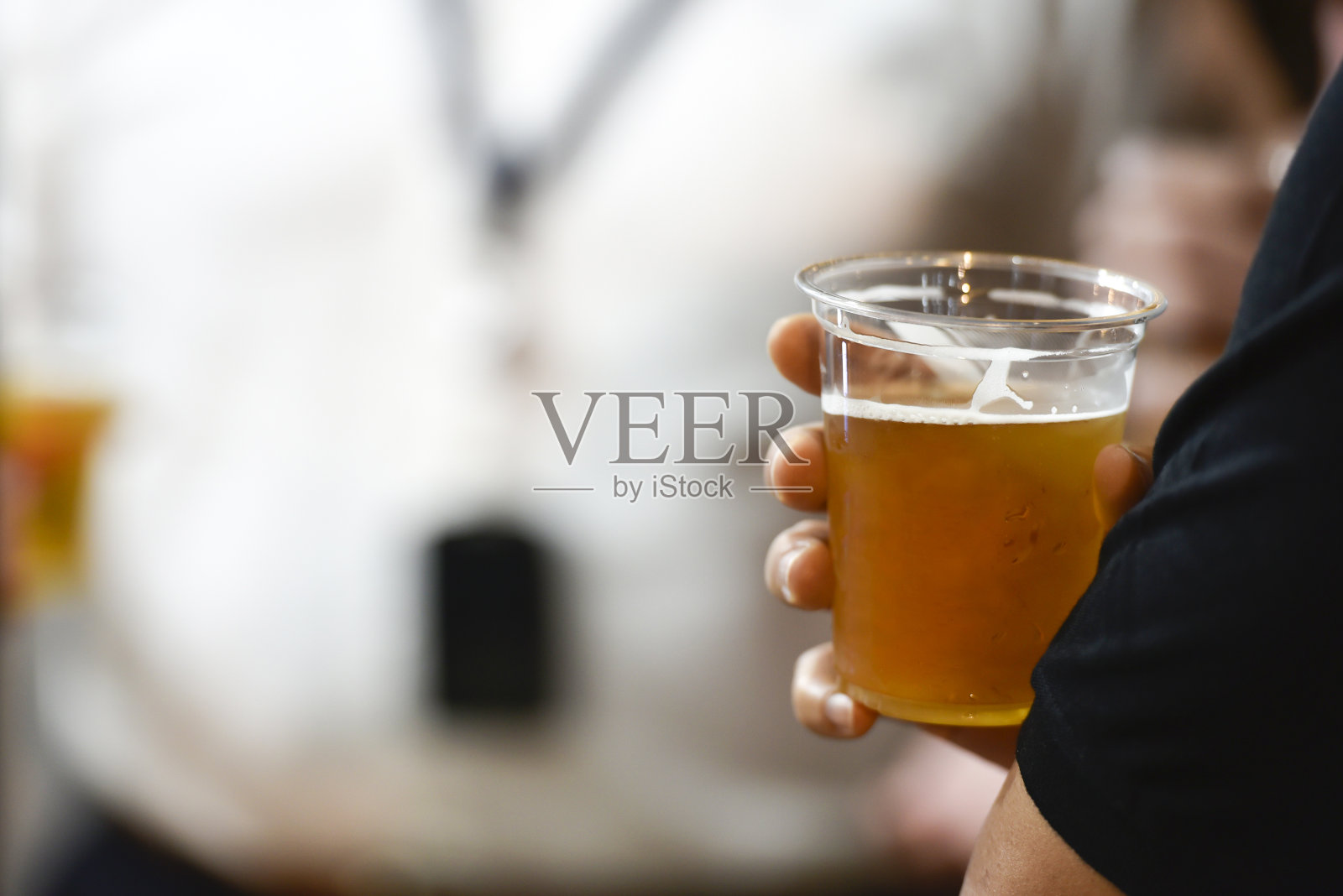 手拿啤酒照片摄影图片