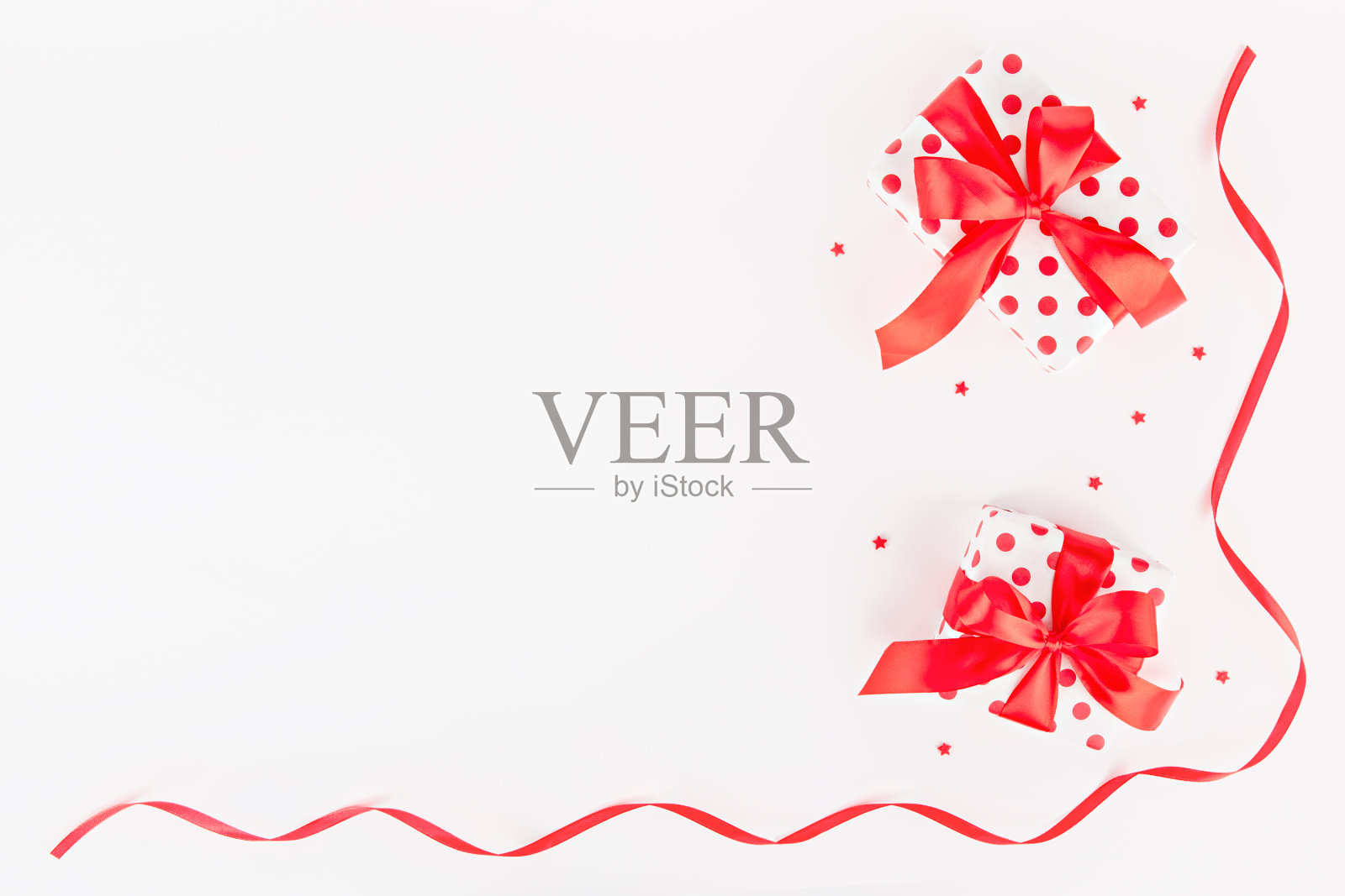 浅色背景上带红丝带的礼物照片摄影图片