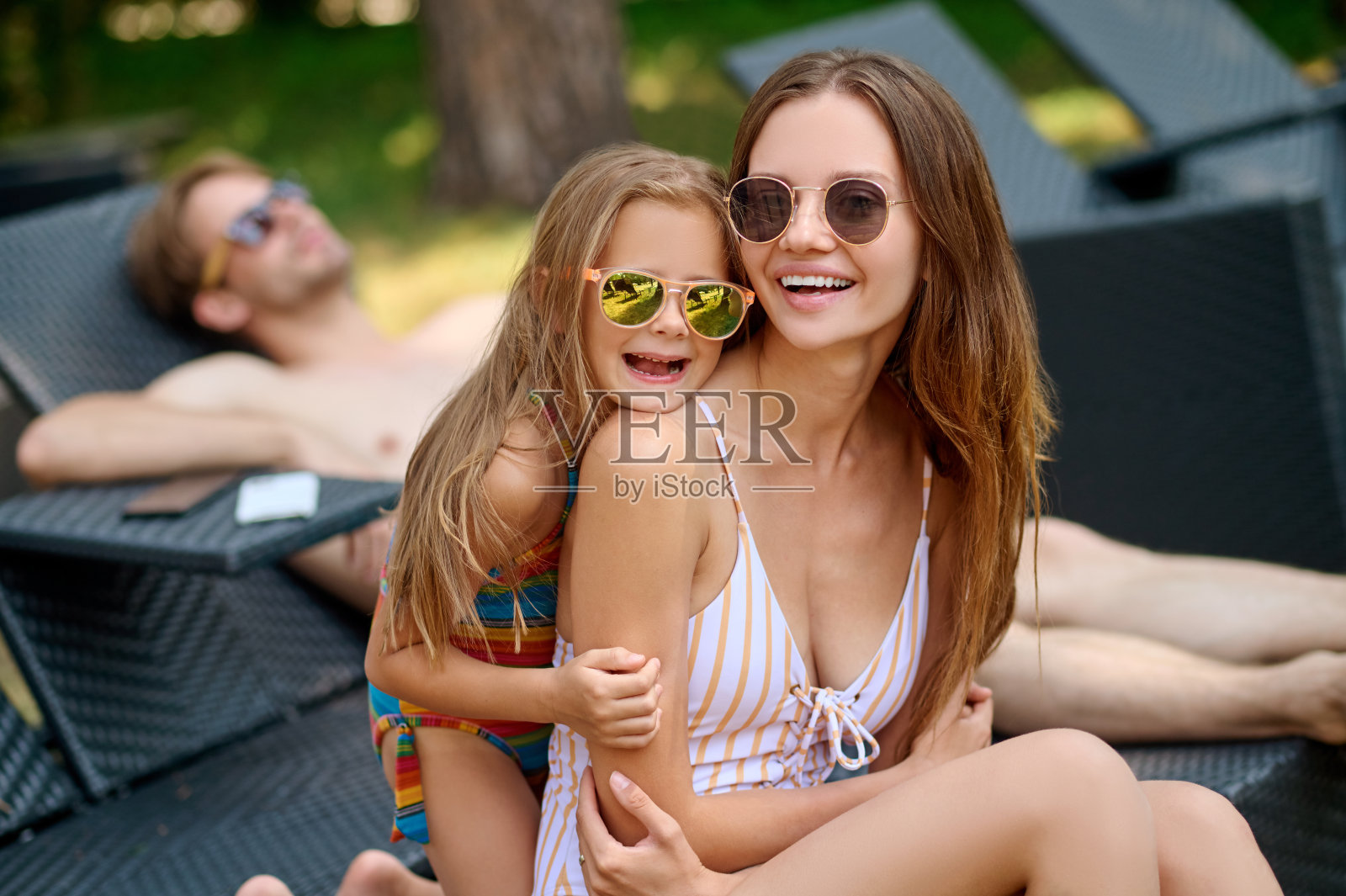 年轻的家庭在一起度过了快乐的一天照片摄影图片