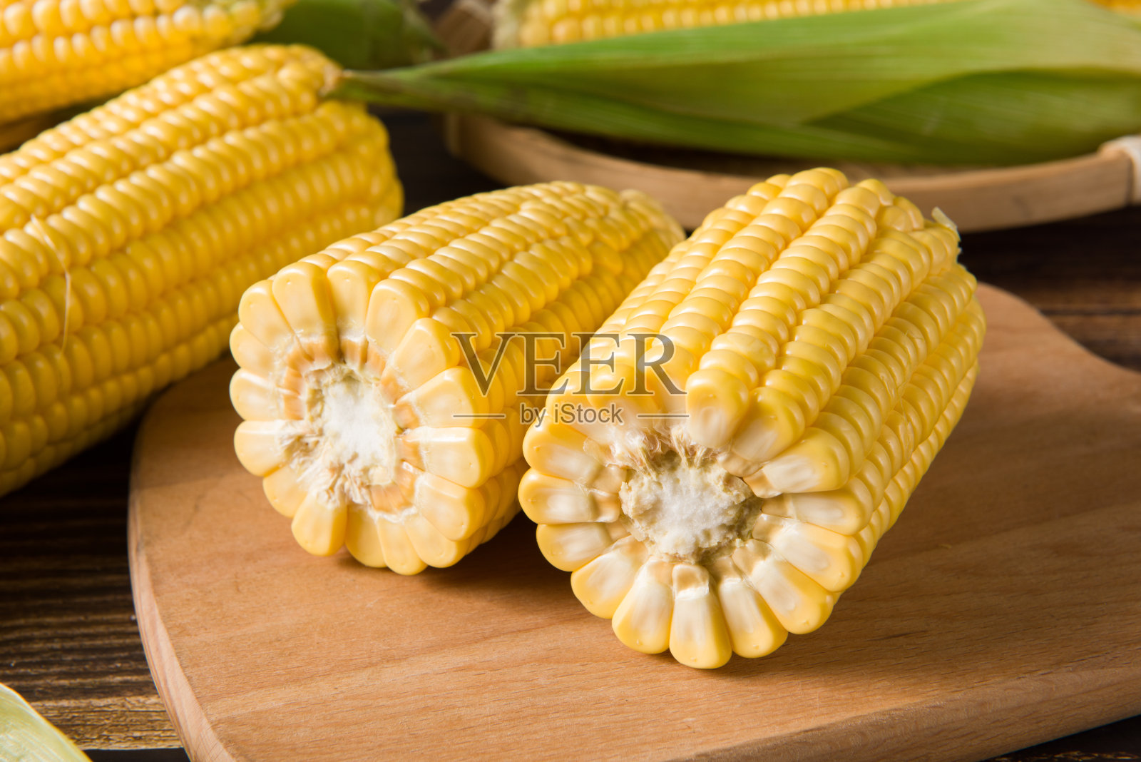 桌上有新鲜的生玉米芯照片摄影图片