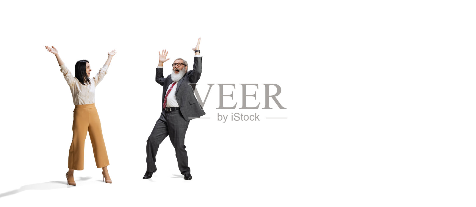 两名快乐而兴奋的员工在白色背景上庆祝项目成功的全身像照片摄影图片