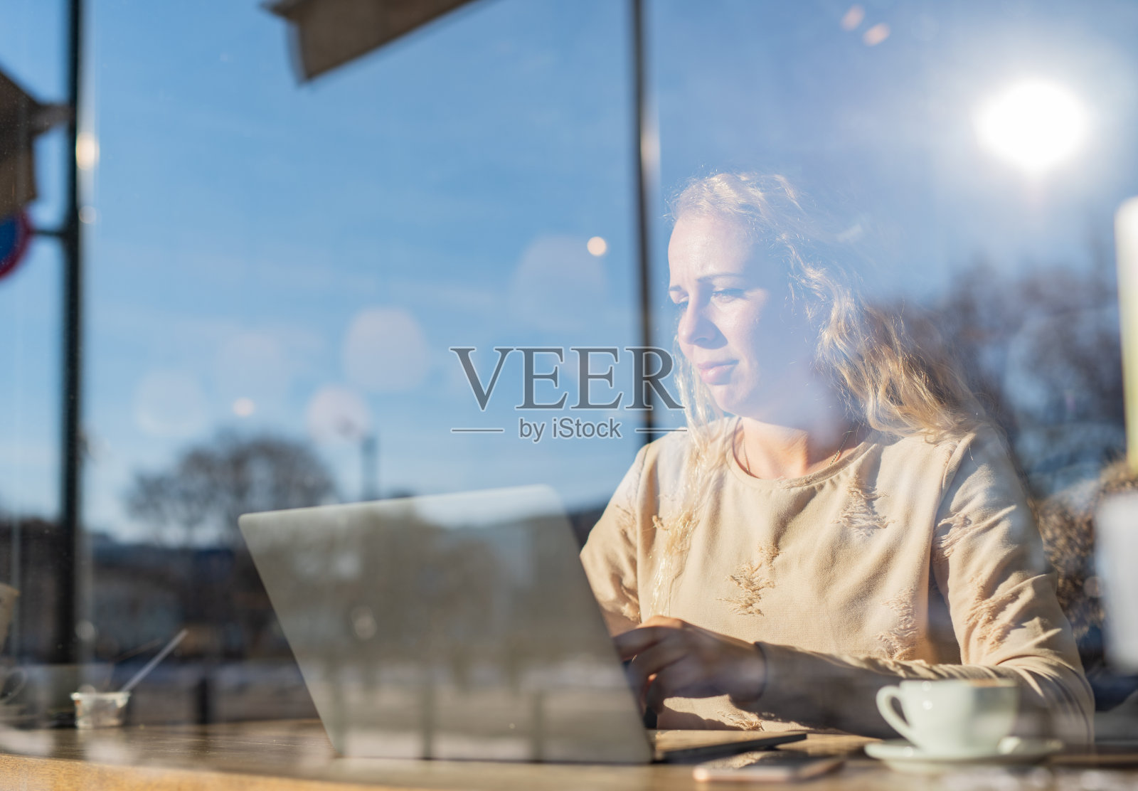 一个女人在咖啡店用笔记本电脑照片摄影图片