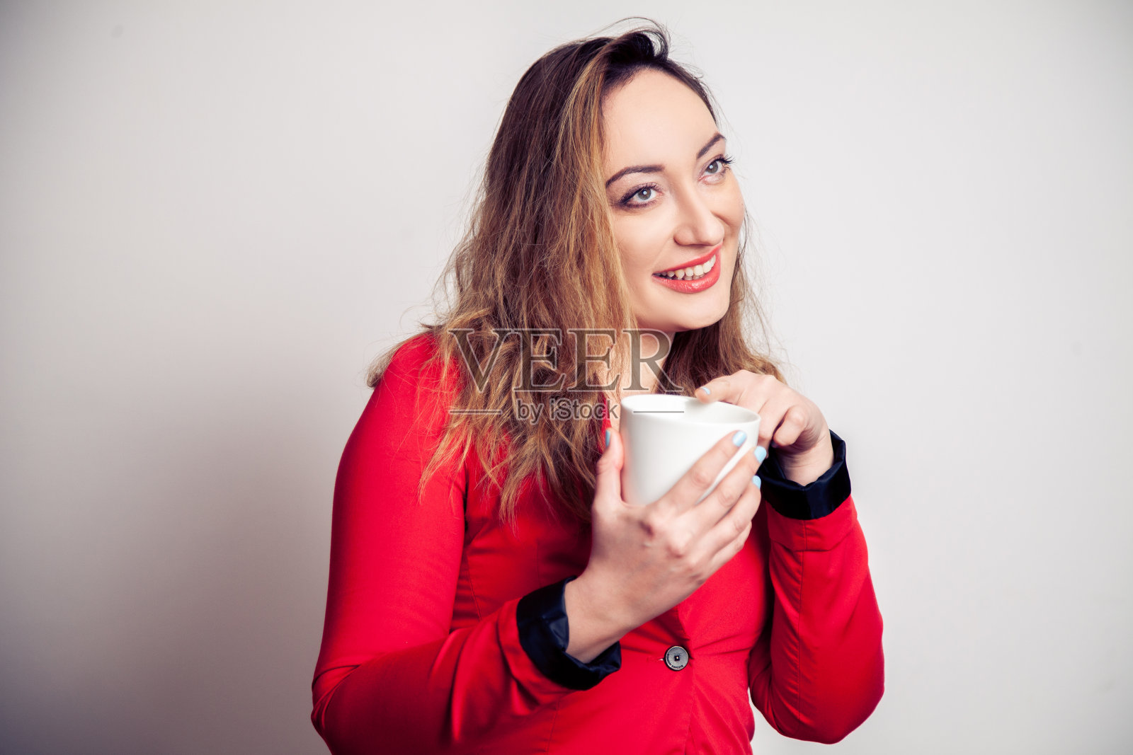 快乐的露齿微笑的女人和一杯茶照片摄影图片