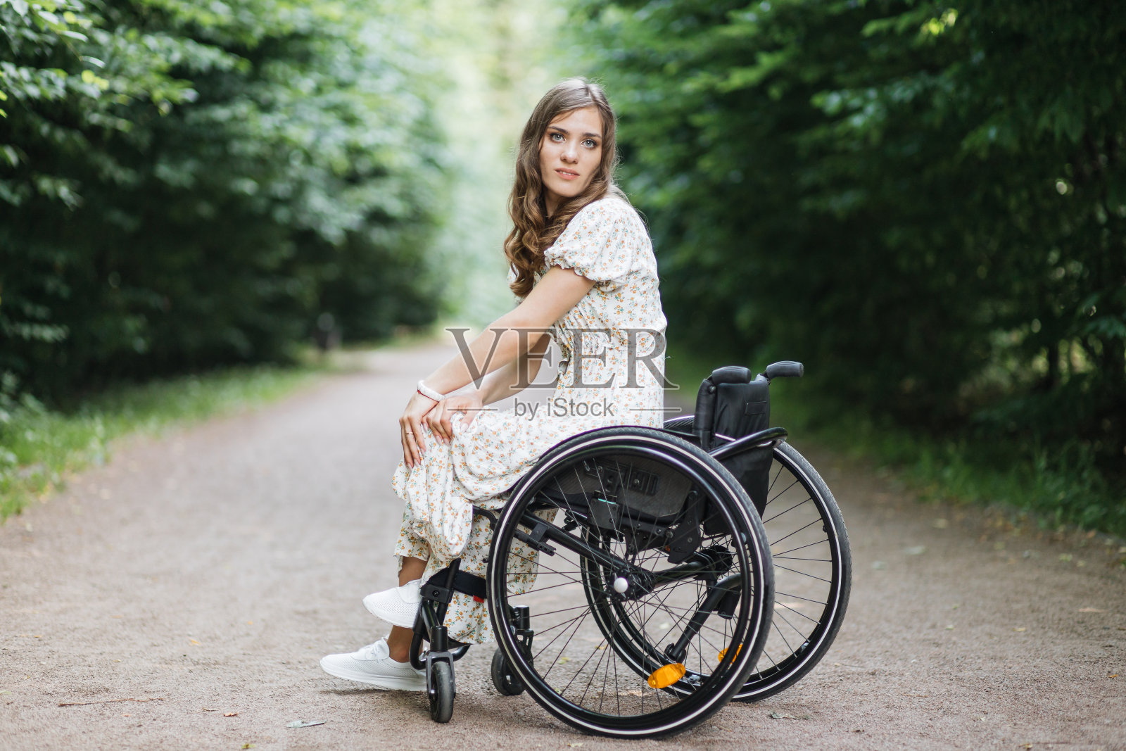 一个有慢性健康问题的女人在夏天的公园里照片摄影图片