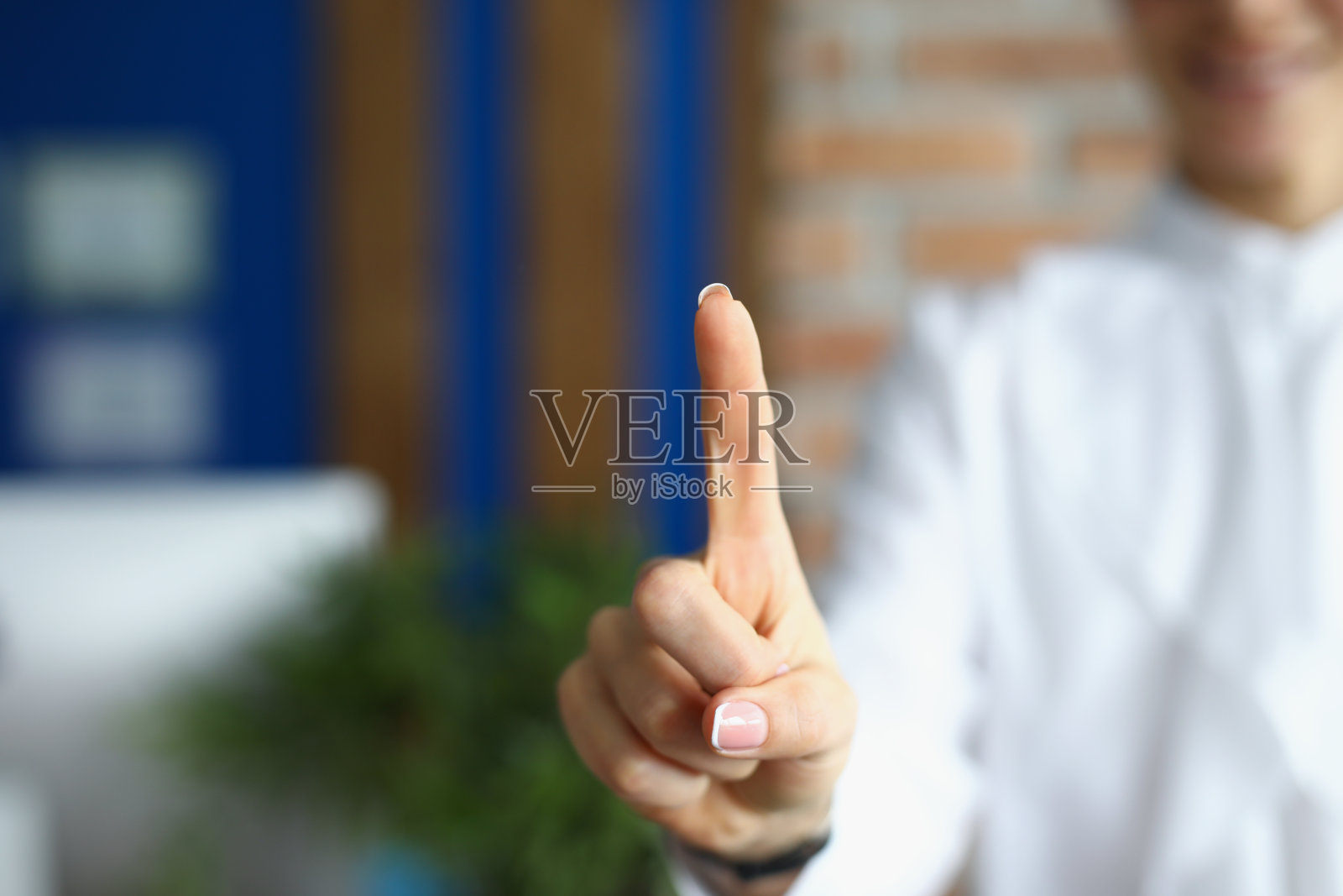 少女人指食指或按虚拟屏幕旋钮照片摄影图片