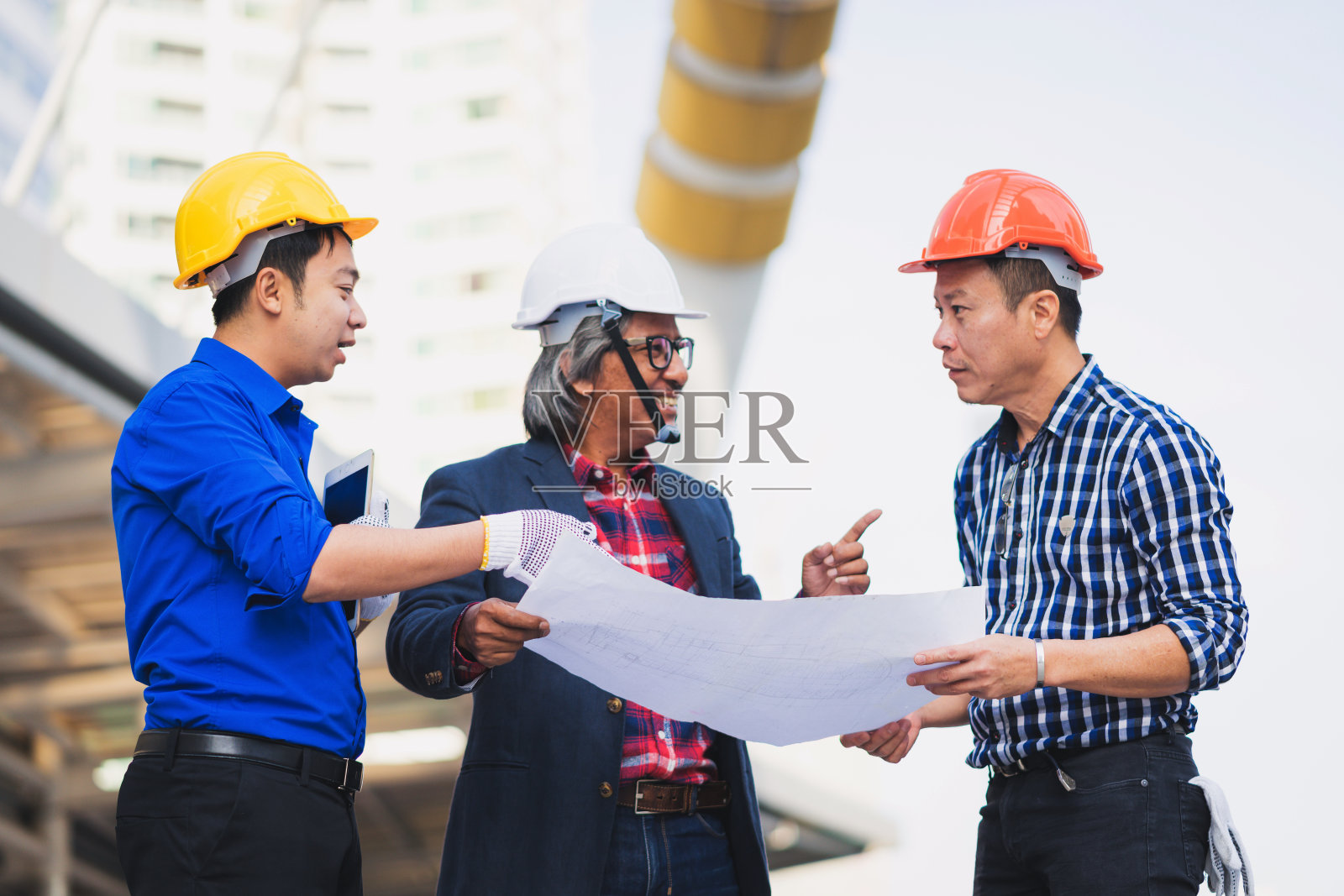 在城市中，工程师与企业合作建设工地工业项目。照片摄影图片