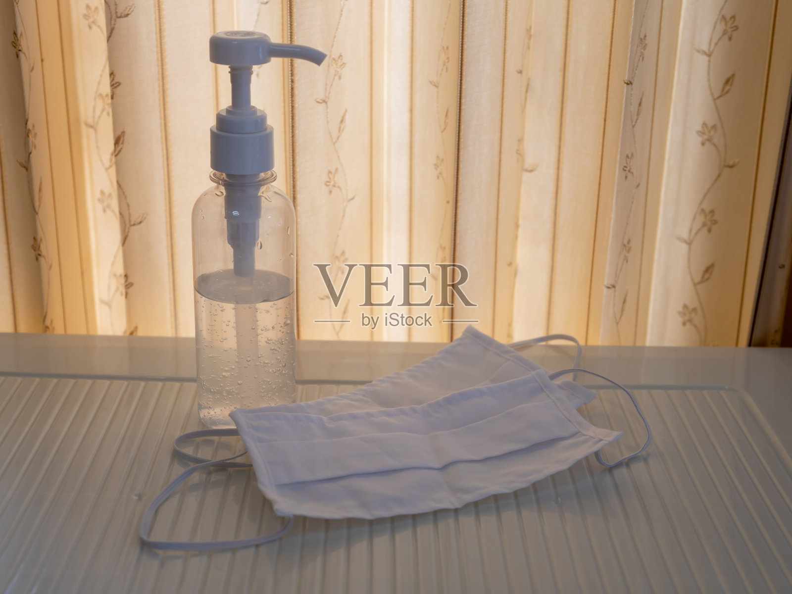 消毒酒精清洁凝胶，医用冠状病毒口罩，covid-19防护，隔离白色背景。照片摄影图片