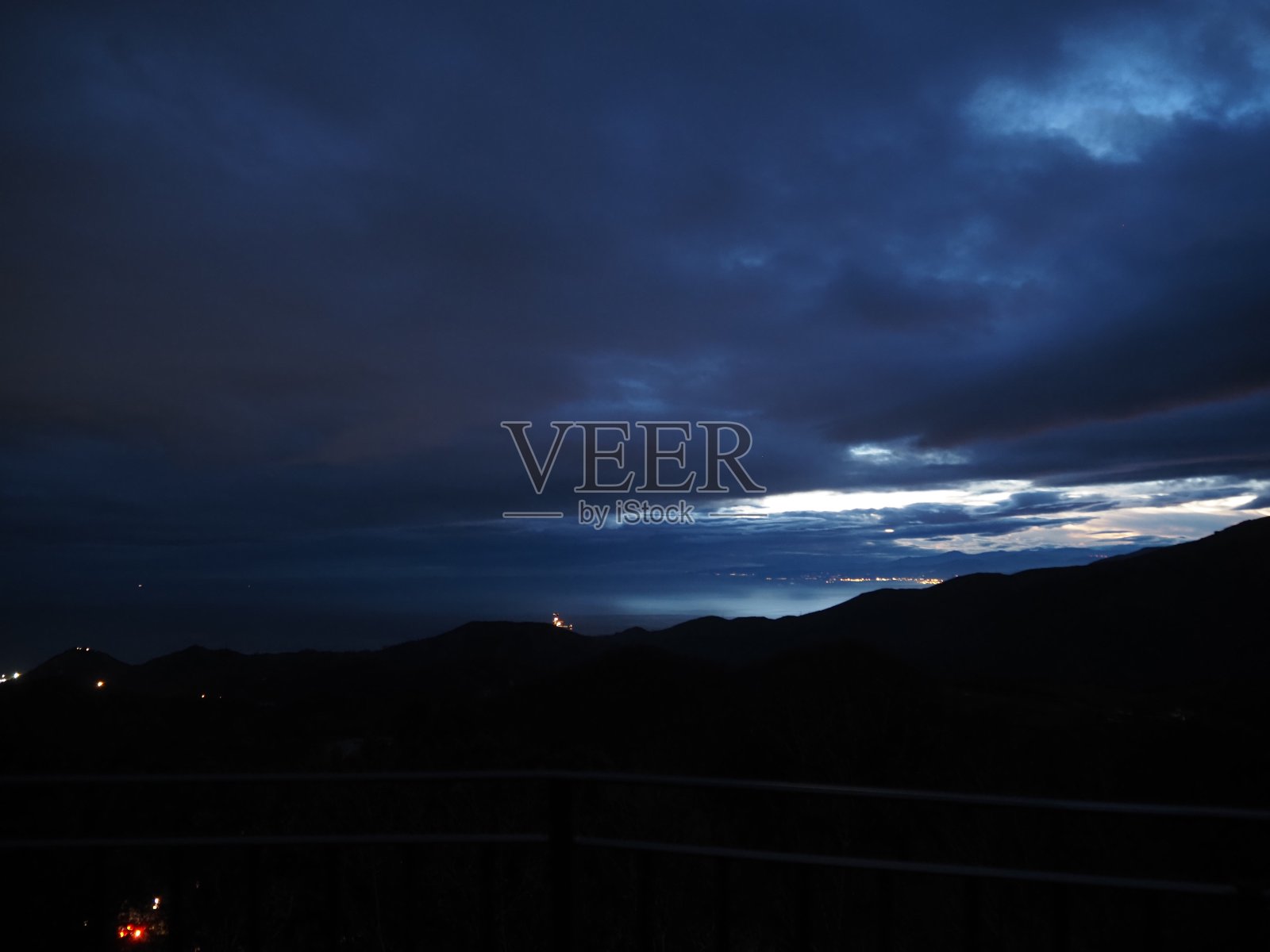 晚上的全景从圣母德拉瓜迪亚的供奉在热那亚山山上的避难所照片摄影图片