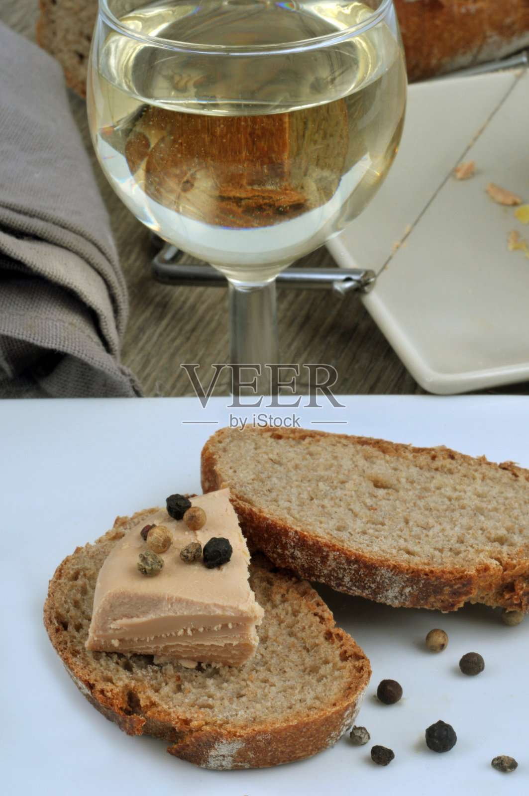 葡萄酒和鹅肝酱照片摄影图片