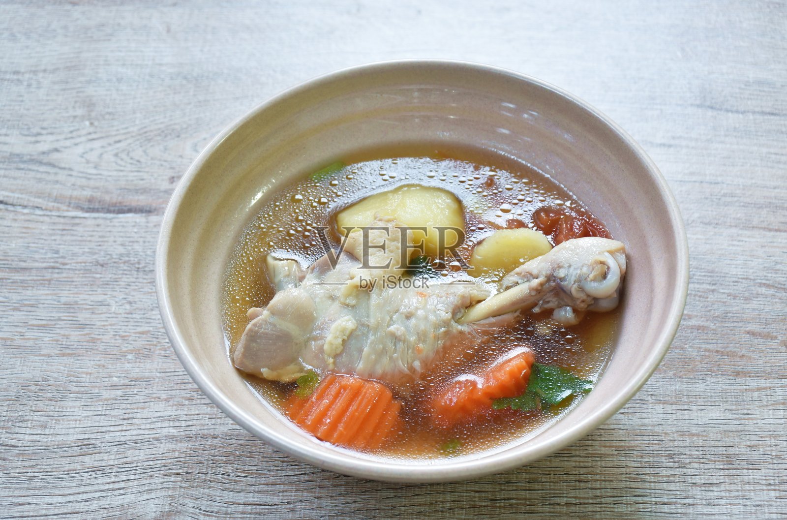 煮鸡腿配土豆汤照片摄影图片