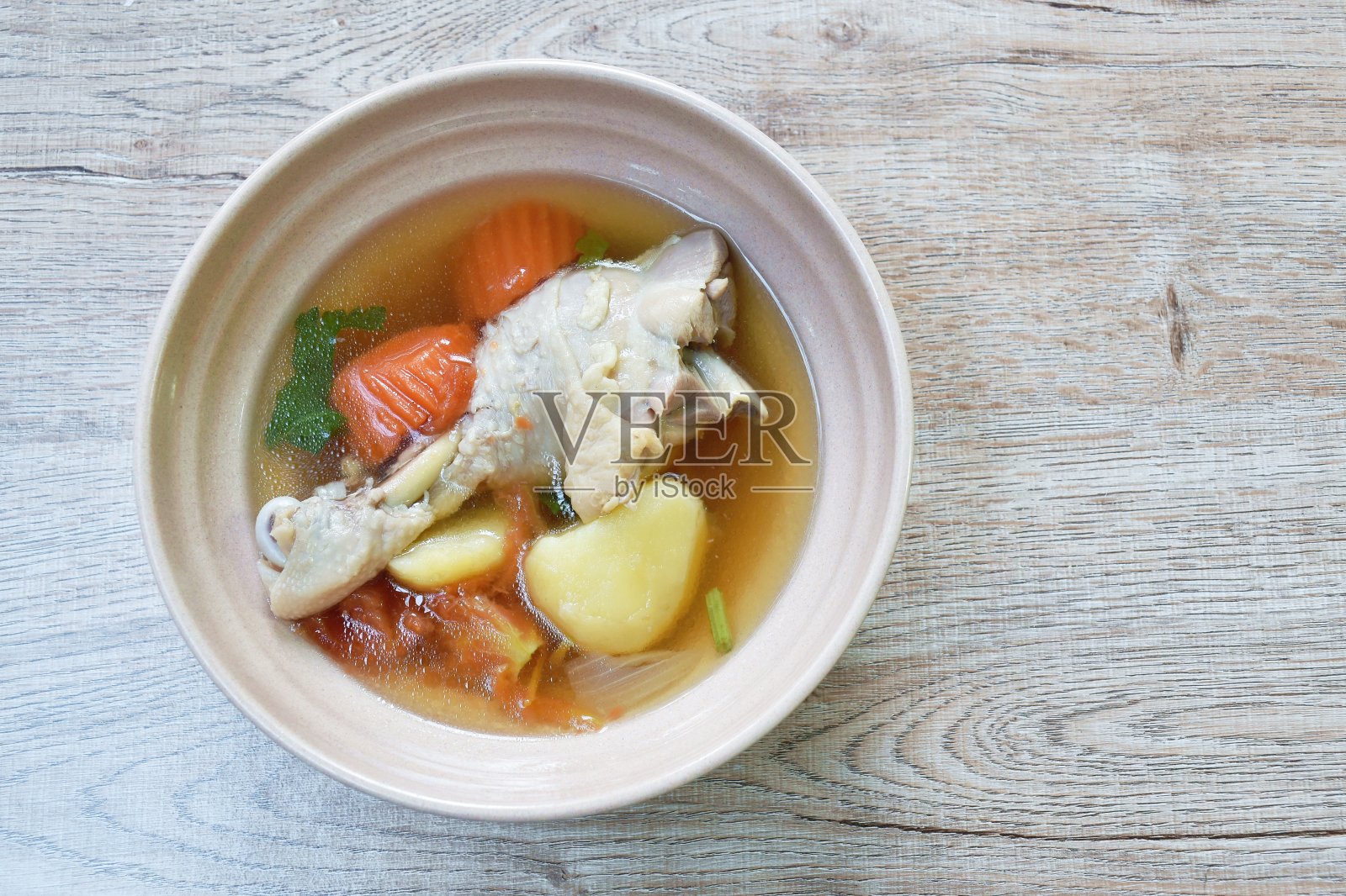 煮鸡腿配土豆汤照片摄影图片