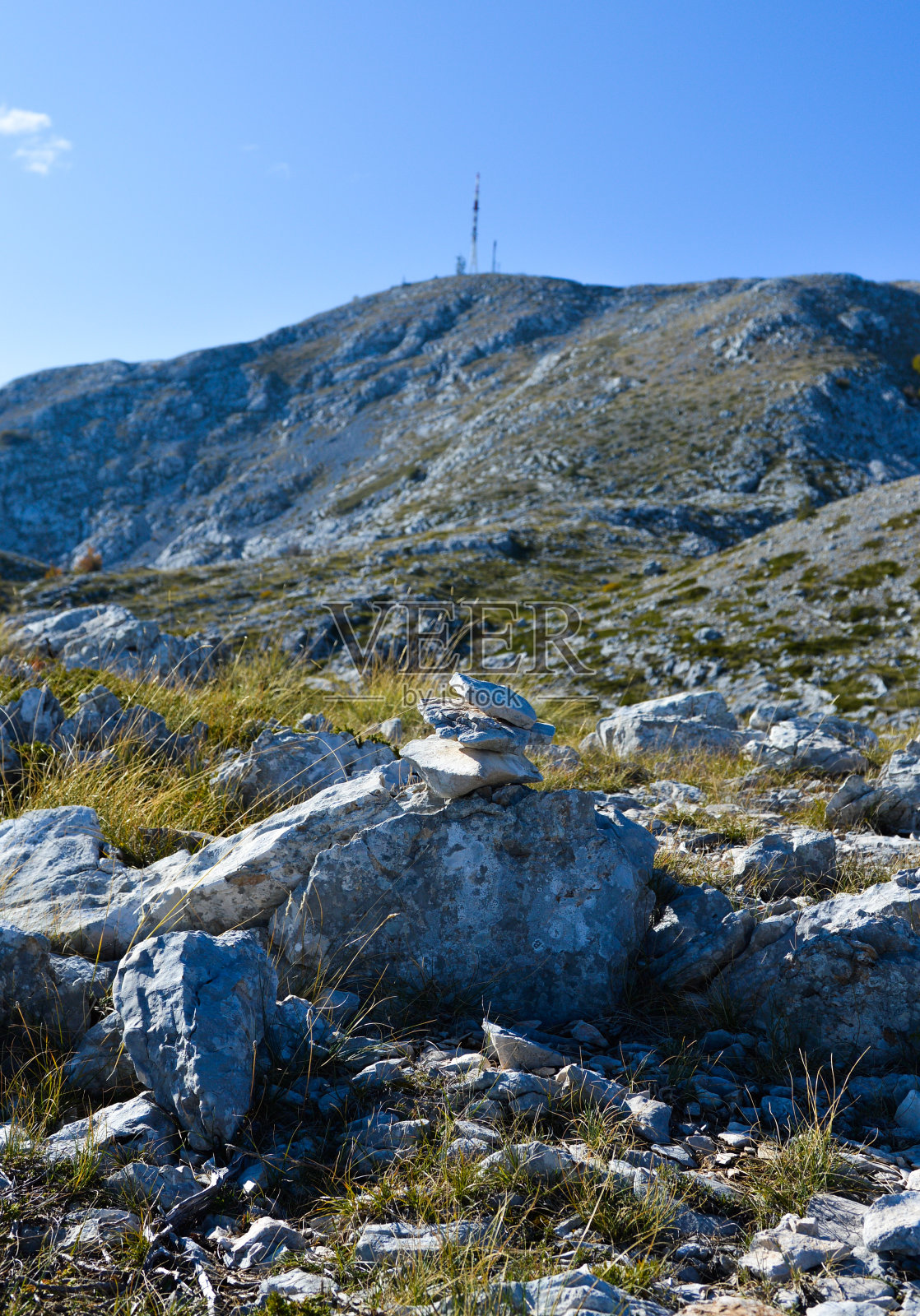 在Biokovo山的登山路线上的石堆。Sveti Jure峰在后台照片摄影图片