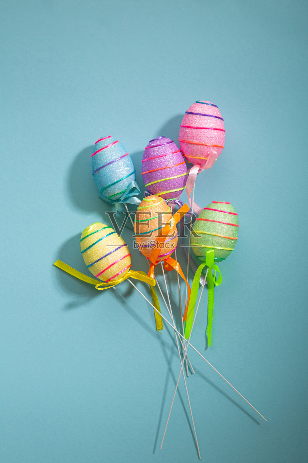 复活节快乐的彩蛋在蓝色的表面上装饰节日照片摄影图片
