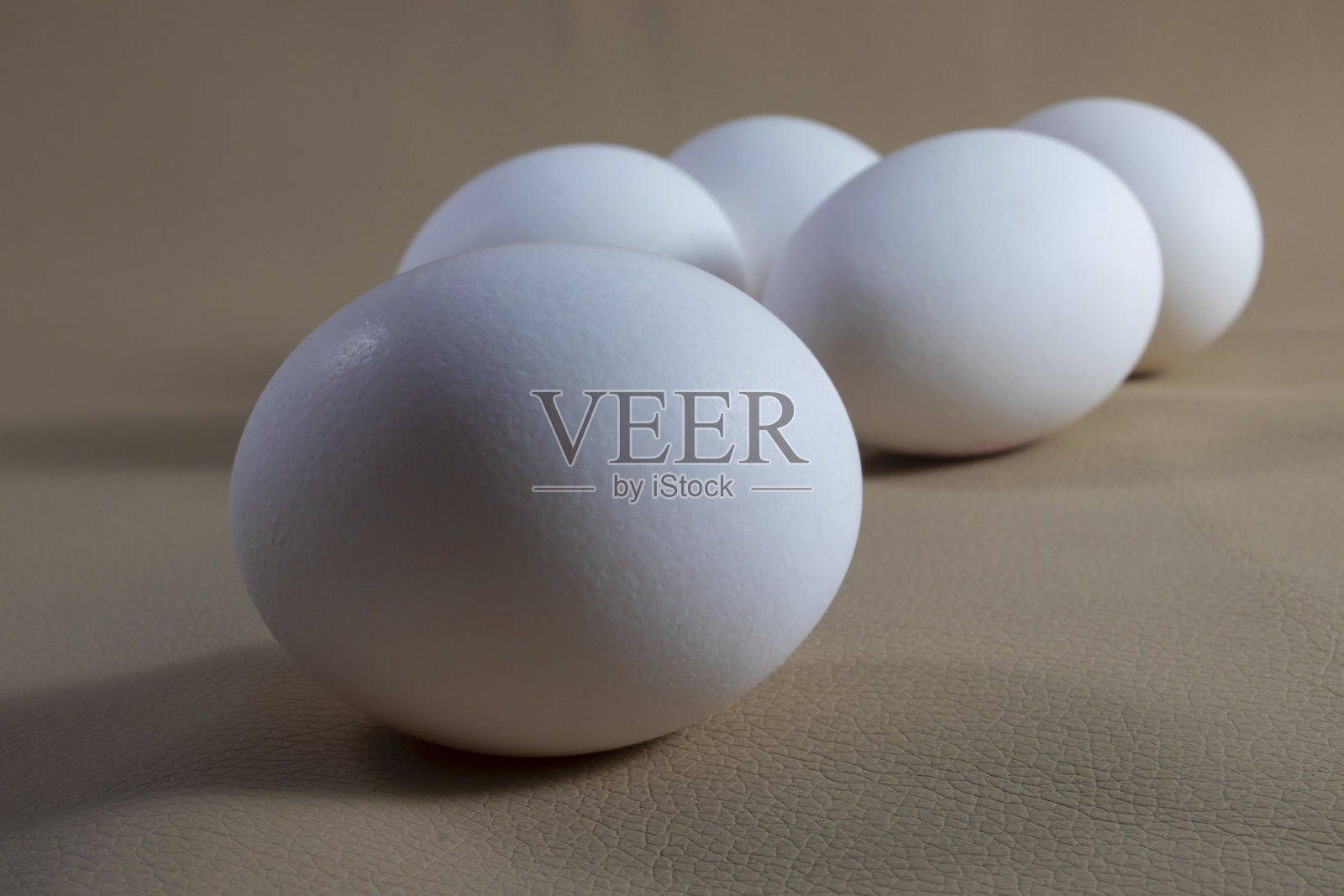 为家里的节日关上白鸡蛋。复活节快乐。照片摄影图片